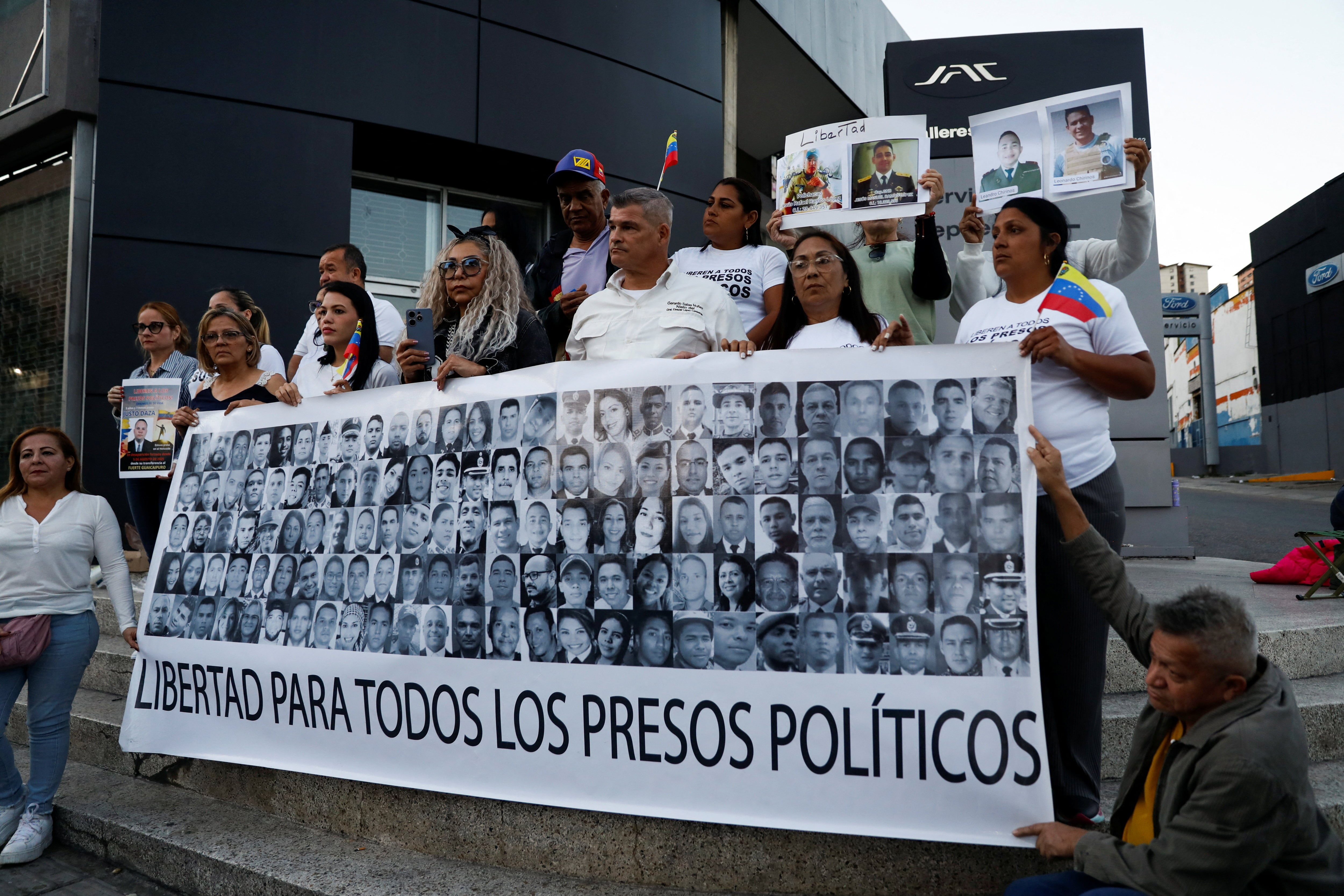 Familiares de detenidos exhiben una pancarta que exige “Libertad para todos los presos políticos” frente al centro de detención El Helicoide, en Caracas (REUTERS/Fausto Torrealba)