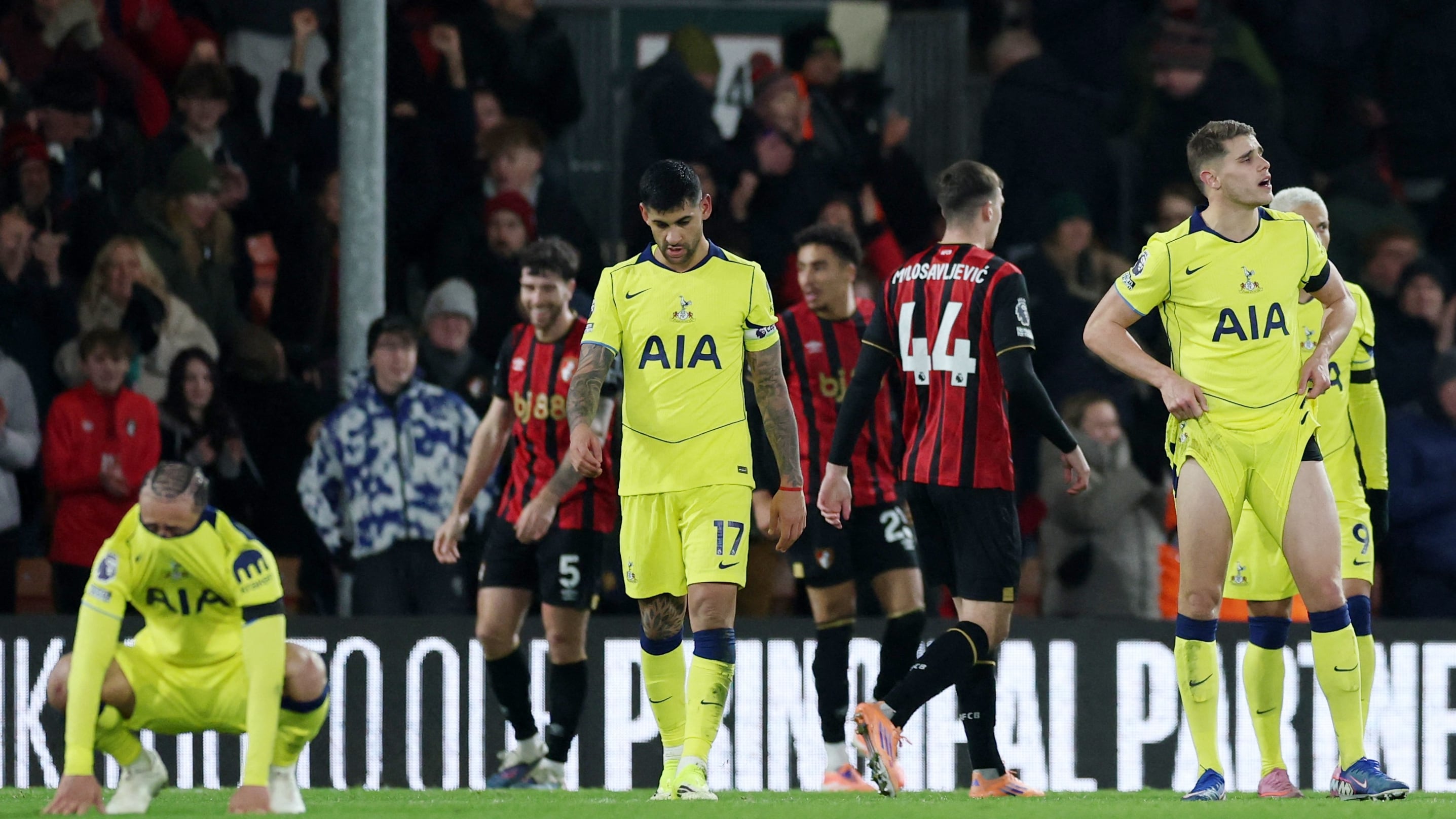 Cristian Romero y Micky van de Ven de Tottenham Hotspur parecen abatidos después de una nueva derrota por la Premier League (Reuters/Paul Childs)