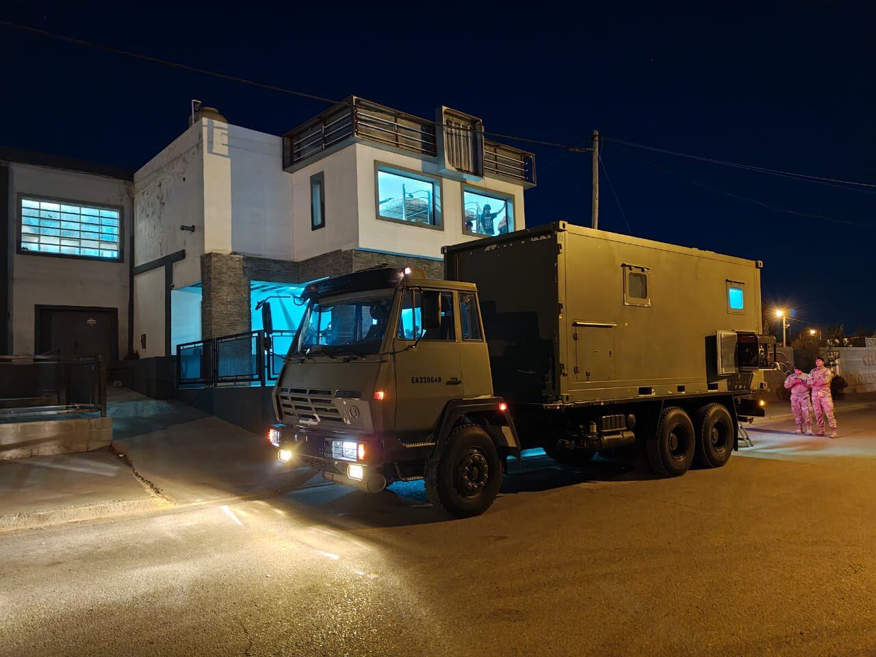 Instalaron una cocina móvil para abastecer con comida a los afectados por el desplazamiento (Foto: @MinDefensa_Ar)