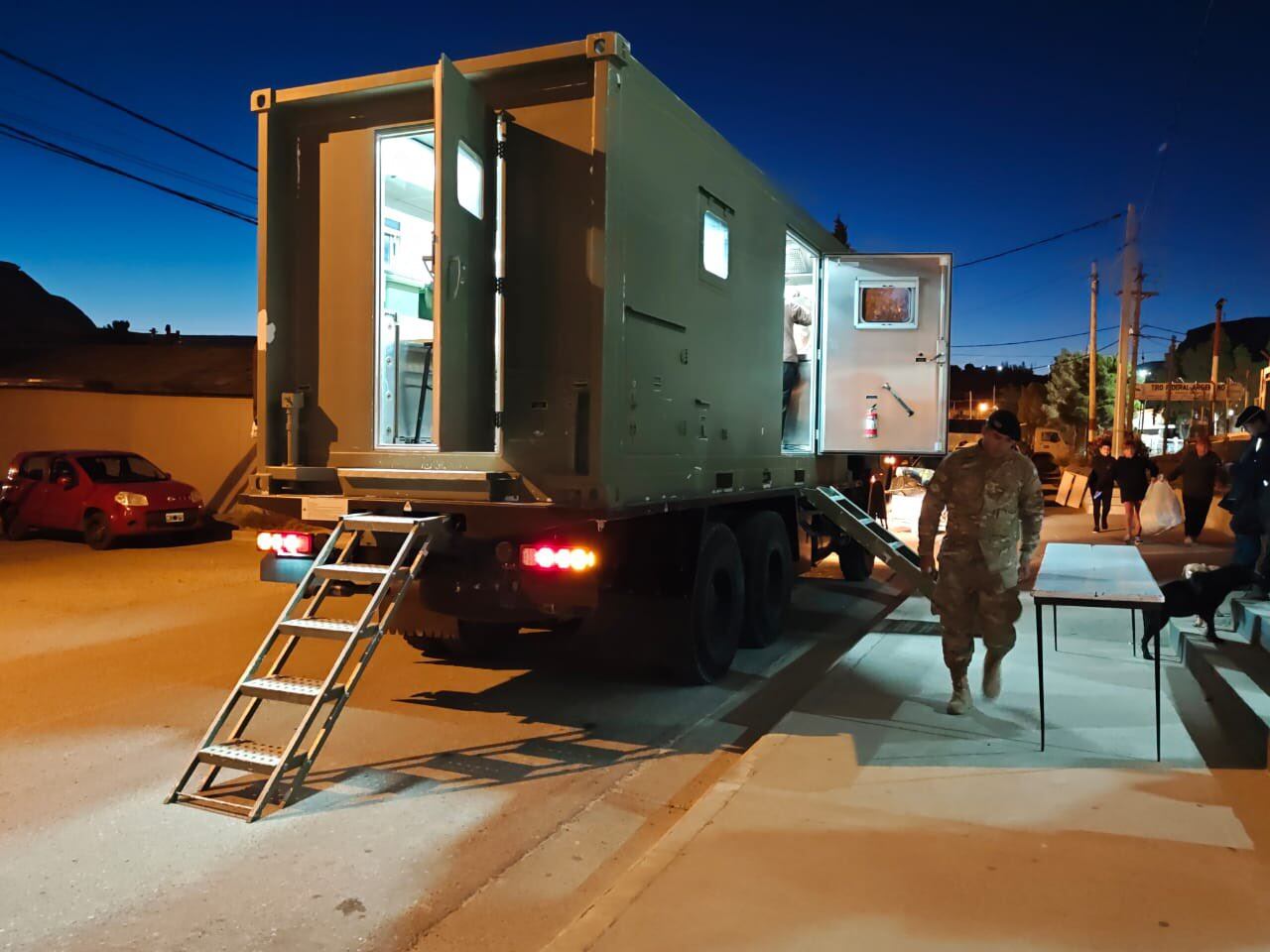 Se distribuyen 300 raciones diarias en tres puntos de entrega en los barrios Sismográfica, Marquesado y Los Tilos (Foto: @MinDefensa_Ar)