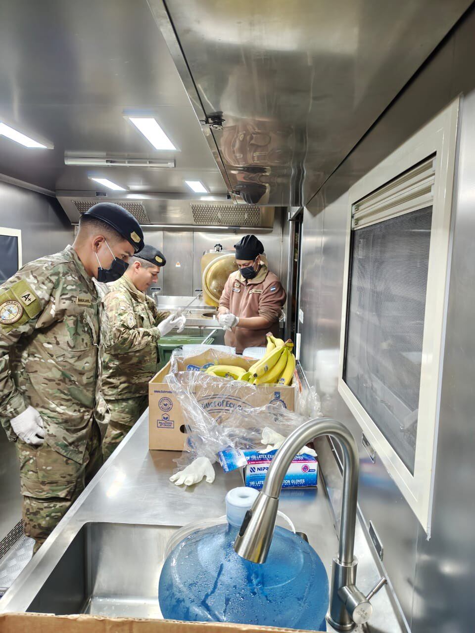 El Comando de Incidentes trabaja de manera conjunta con la AFE, Gendarmería Nacional, Prefectura Naval, Policía Federal, Policía de Seguridad Aeroportuaria, Defensa Civil municipal y provincial, Desarrollo Social, Salud municipal, Cruz Roja Argentina y Policía de la Provincia (Foto: @MinDefensa_Ar)