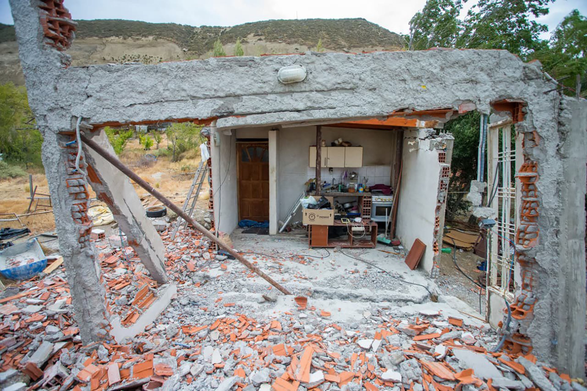 El Gobierno envió asistencia a los evacuados por el desplazamiento del cerro Hermitte en Comodoro Rivadavia