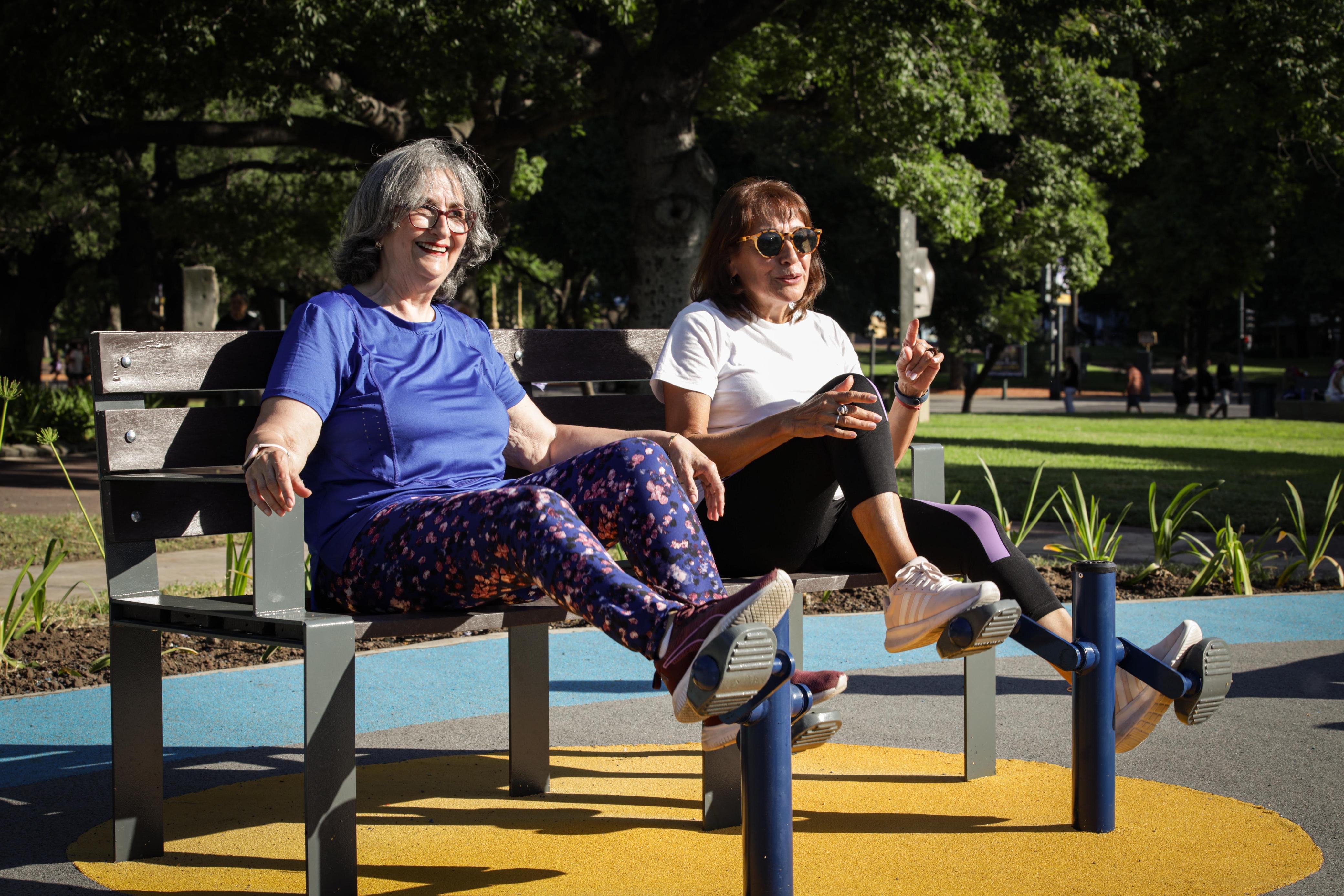 Los nuevos espacios promueven la interacción entre generaciones y la socialización en plazas porteñas