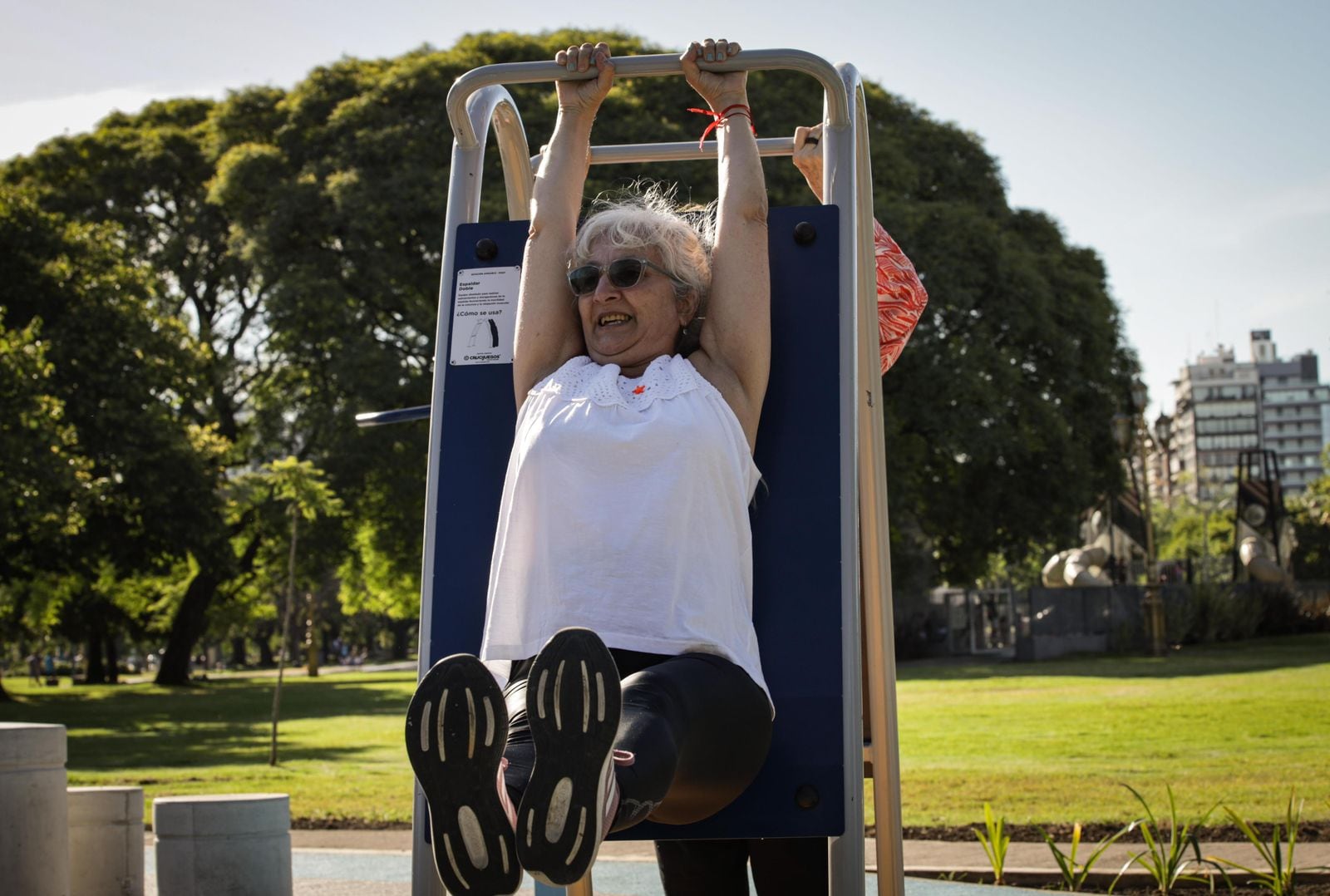 Las Estaciones Amigables ofrecen aparatos que fortalecen la postura y contribuyen a la movilidad en adultos mayores