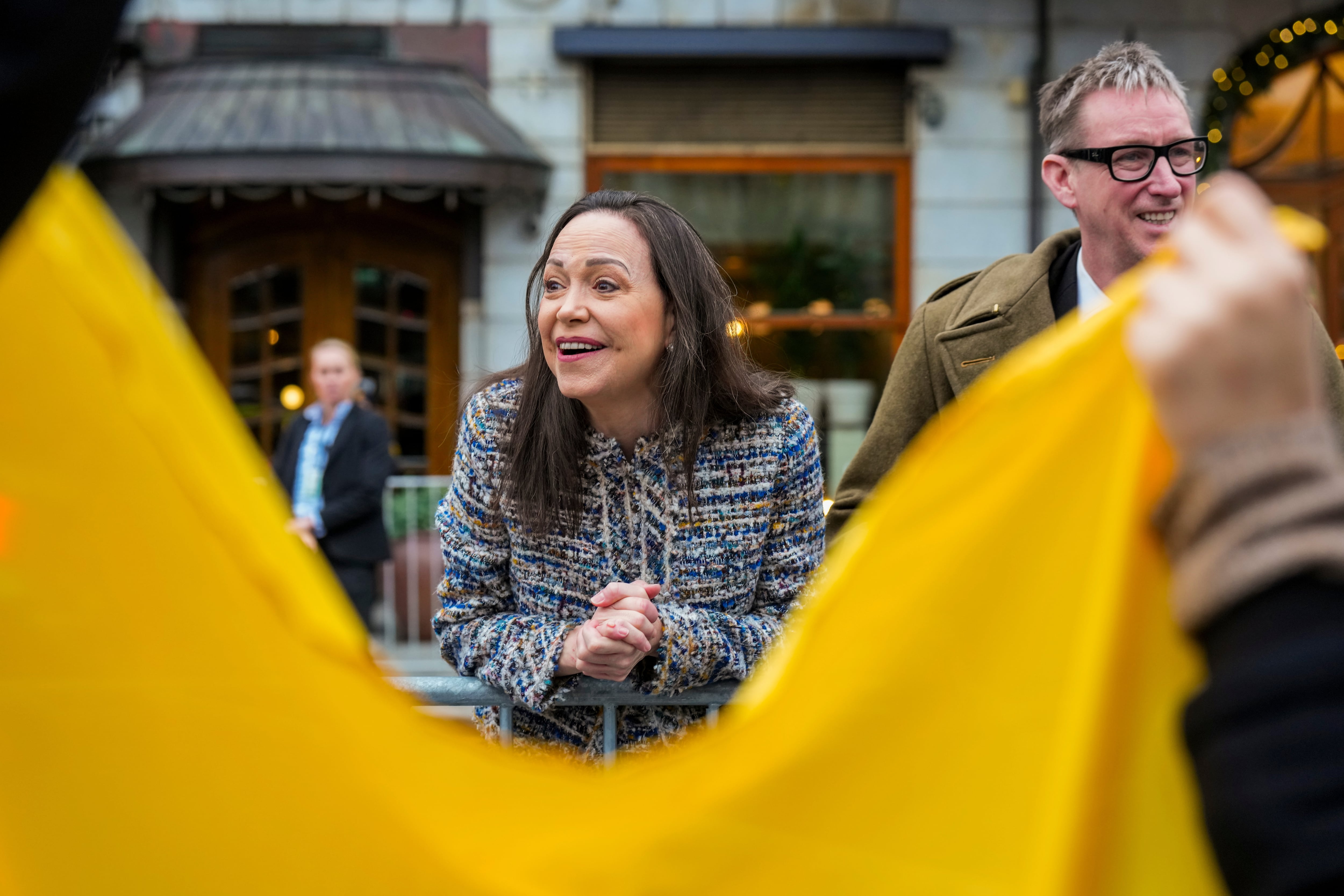 La ganadora del Premio Nobel de la Paz María Corina Machado y el vicepresidente del Comité Noruego del Nobel, Asle Toje (derecha), en el exterior del Grand Hotel, en Oslo, el 12 de diciembre de 2025 (Ole Berg-Rusten/NTB via AP)