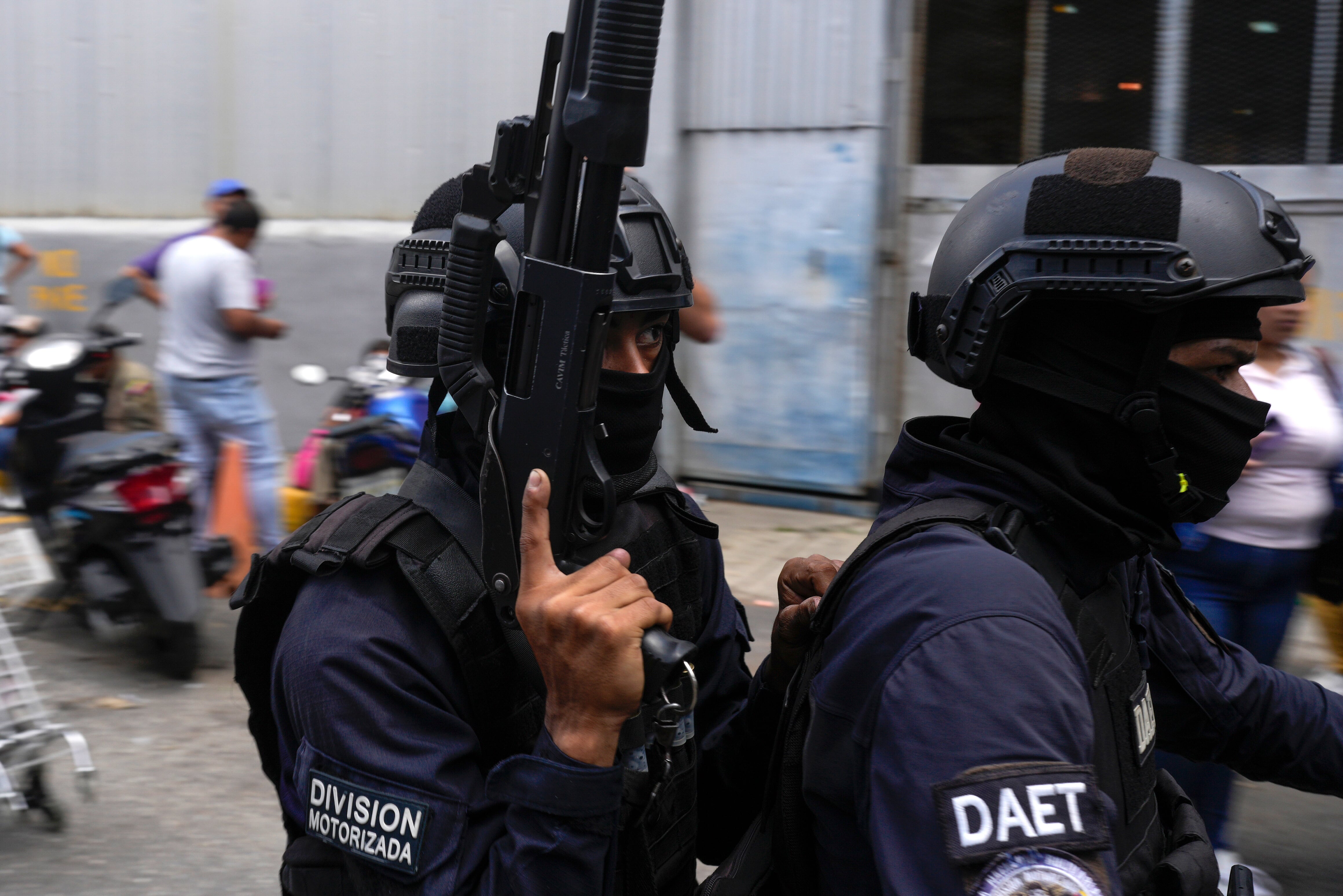 Policías en motocicleta salen del centro de detención en Boleíta, a donde fueron llevadas algunas personas detenidas en las recientes protestas, en Caracas, Venezuela, el 1 de agosto del 2024 (AP foto/Matias Delacroix)
