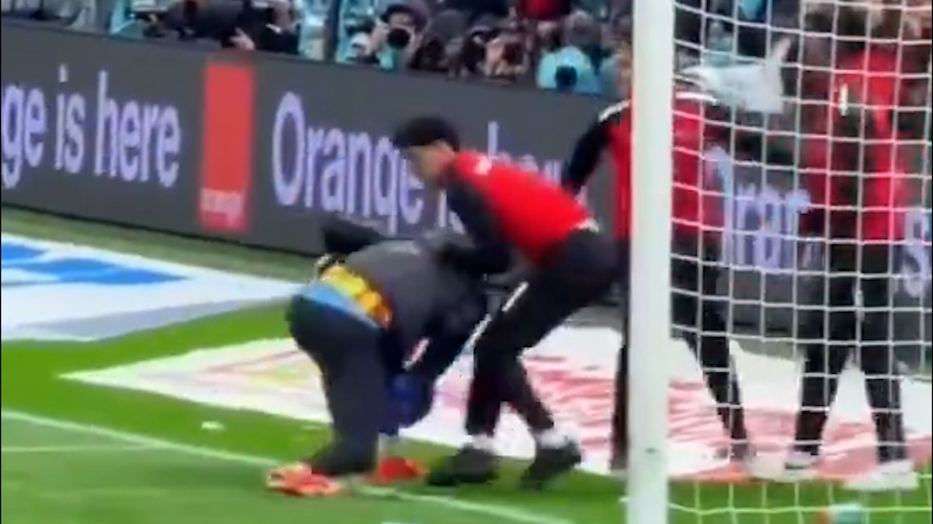 Varios jugadores de Marruecos intentaron sacarle la toalla 