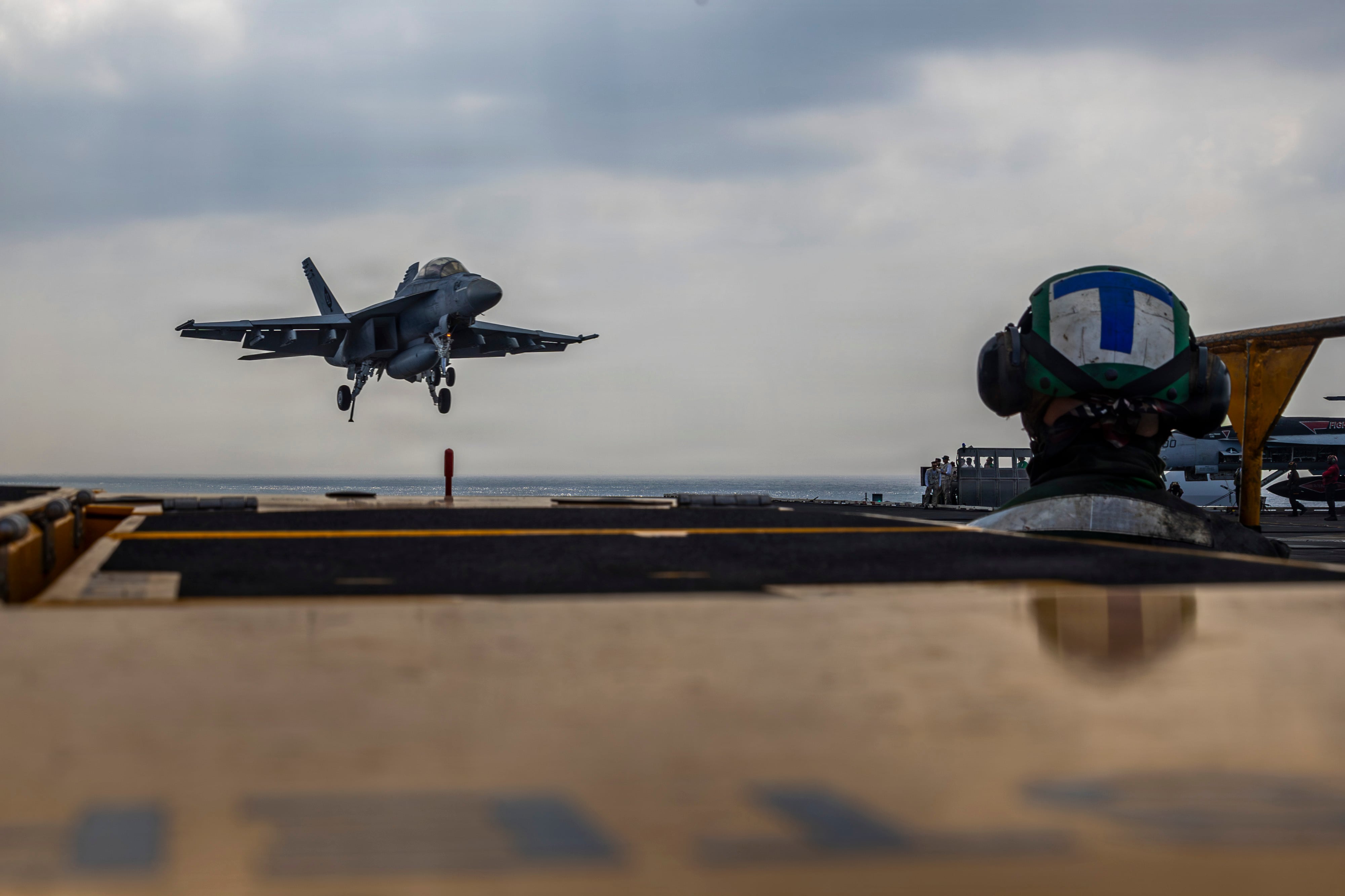 Foto entregada por la Marina de Estados Unidos que muestra a un avión Boeing F/A-18E Super Hornet aterrizando en el portaaviones USS Abraham Lincoln en el océano Índico el 22 de enero del 2026 (Daniel Kimmelman/Marina de EEUU via AP)