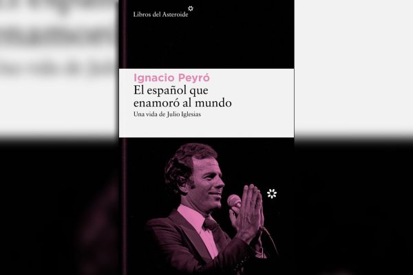 El libro sobre Julio Iglesias escrito por Ignacio Peyró, en entredicho tras las acusaciones de abuso sexual contra el cantante: “Habrá que actualizarlo”