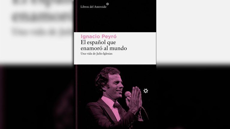 El libro sobre Julio Iglesias escrito por Ignacio Peyró, en entredicho tras las acusaciones de abuso sexual contra el cantante: “Habrá que actualizarlo”