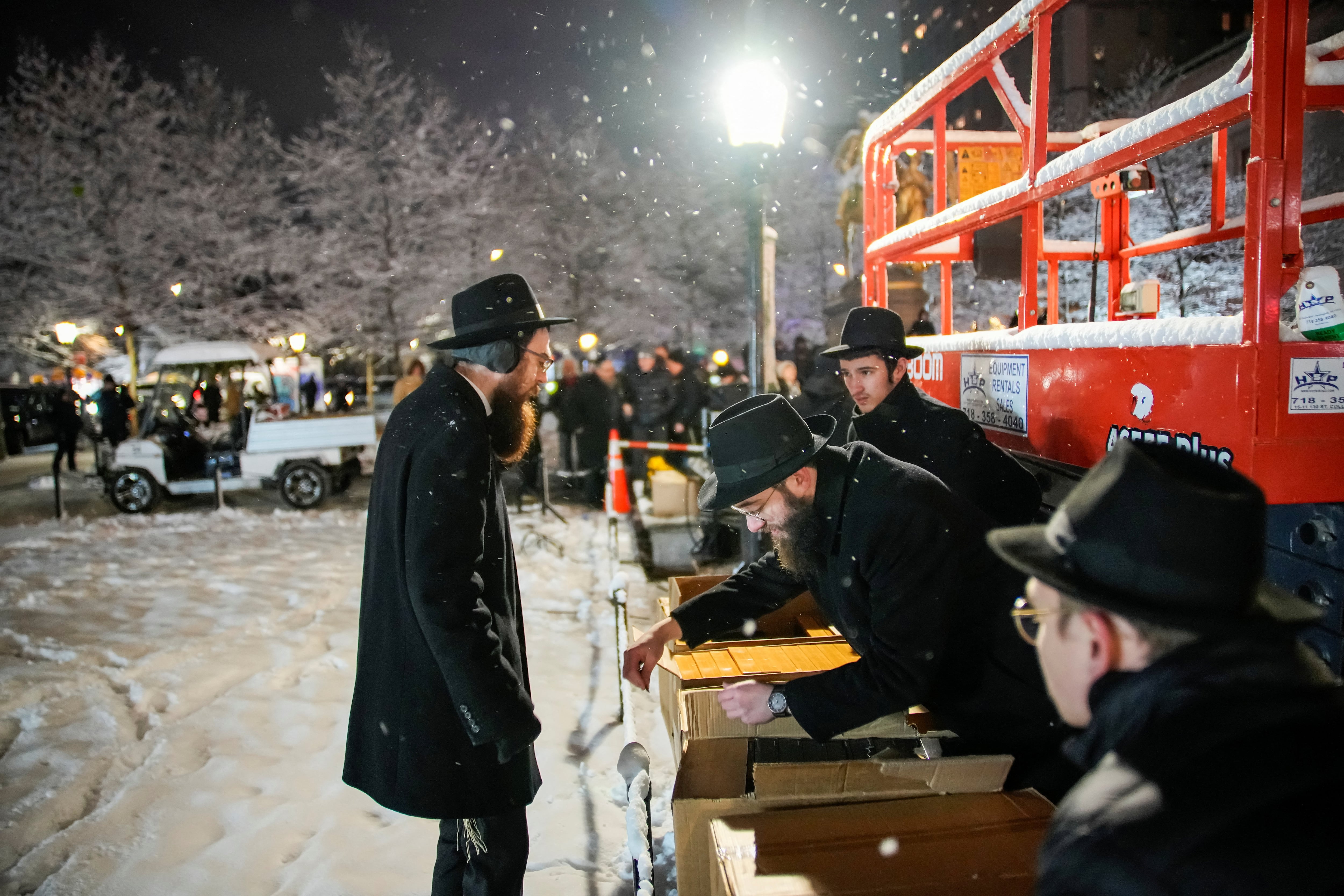 La comunidad judía se reúne en Manhattan para el encendido de la mayor menorá de Janucá del mundo durante la primera noche de la festividad (REUTERS/Eduardo Munoz)