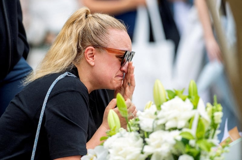 Una mujer llora ante un memorial floral en recuerdo de las víctimas del tiroteo ocurrido durante una celebración de Janucá en Bondi Beach, Sídney, Australia (REUTERS/Jeremy Piper)