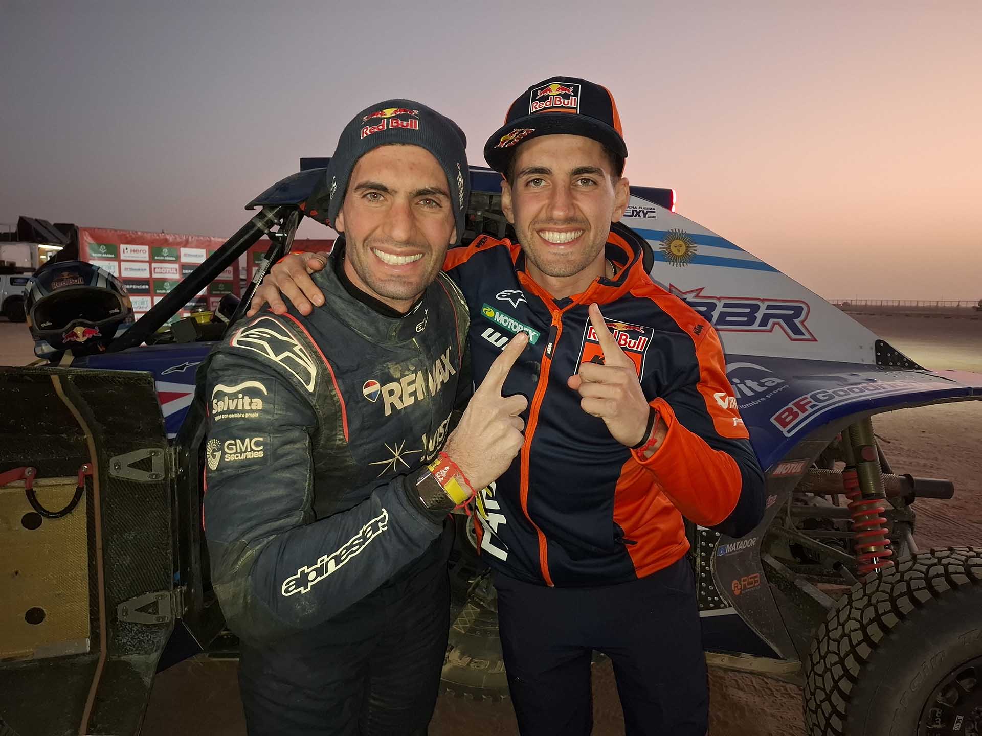 Kevin Benavides cumplió con una gran labor en su debut en autos. La imagen es del día que ganó la primera de sus tres etapas y junto a su hermano Luciano, que se llevó la victoria en motos