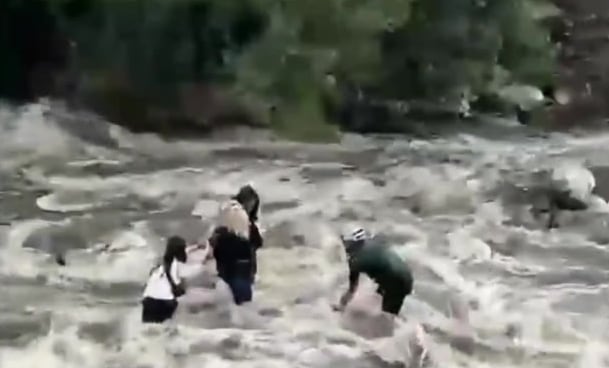 Imágenes en redes sociales mostraron al ministro Juan Álvarez Pinto ingresando al arroyo Los Molles para asistir directamente a las turistas en riesgo