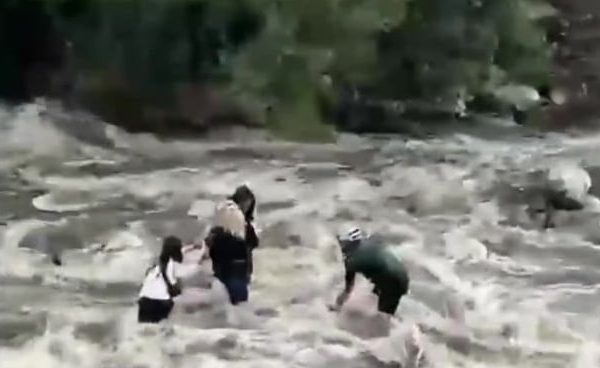 El ministro de Turismo y Cultura de San Luis rescató a un grupo de turistas atrapadas en un arroyo