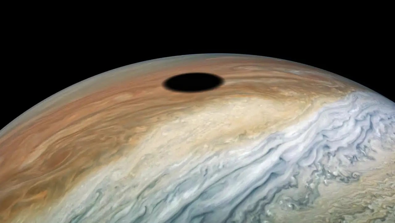 Los modelos desarrollados por el equipo científico integraron datos de la Tierra y de otros cuerpos celestes, incluida la Luna, con el objetivo de reconstruir la evolución interna de Europa y comprender las condiciones actuales de su océano subglacial ante la falta de exploración directa (NASA)