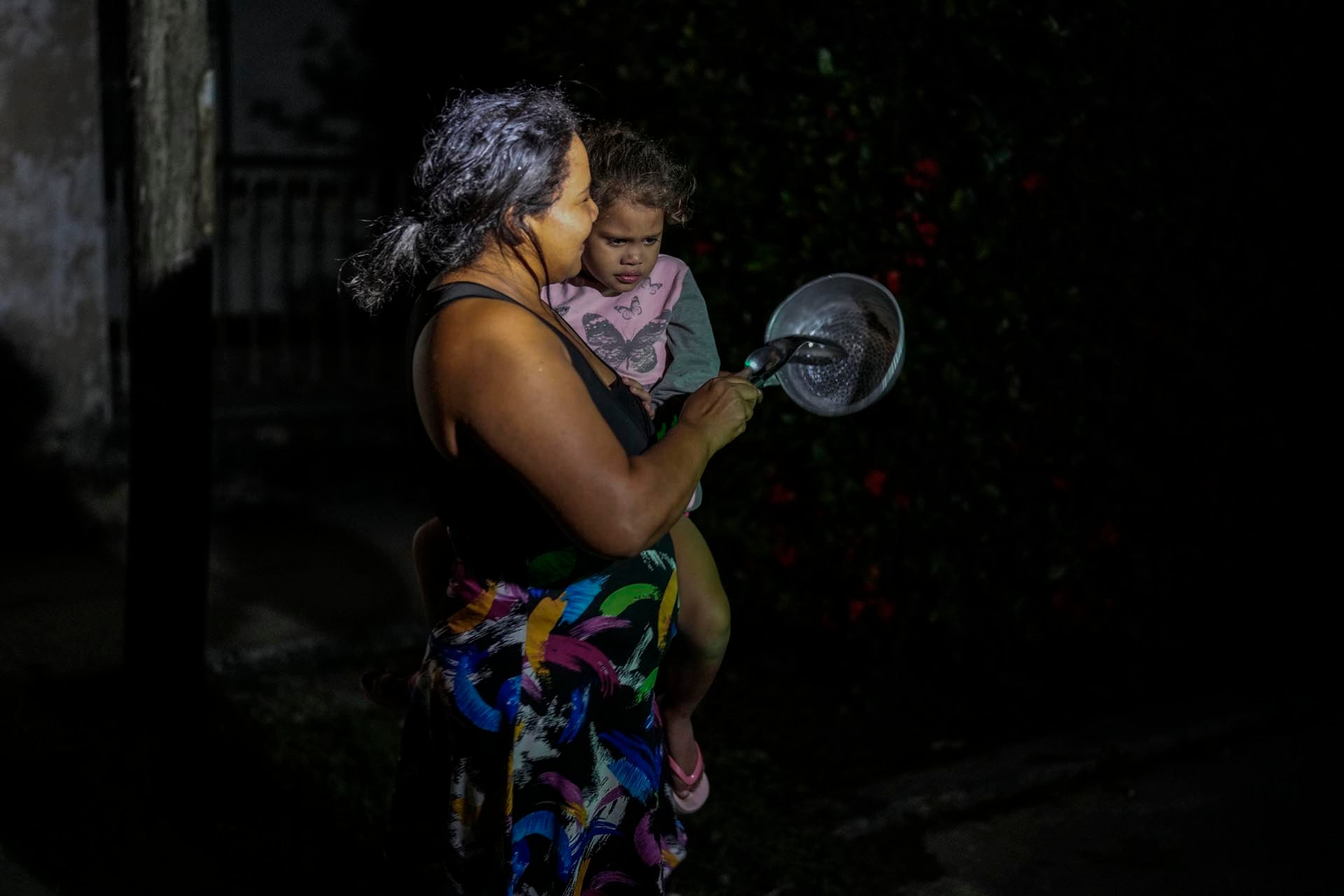 Una mujer participa de un cacerolazo junto a su pequeña en La Habana (AP Photo/Ramón Espinosa/Archivo)