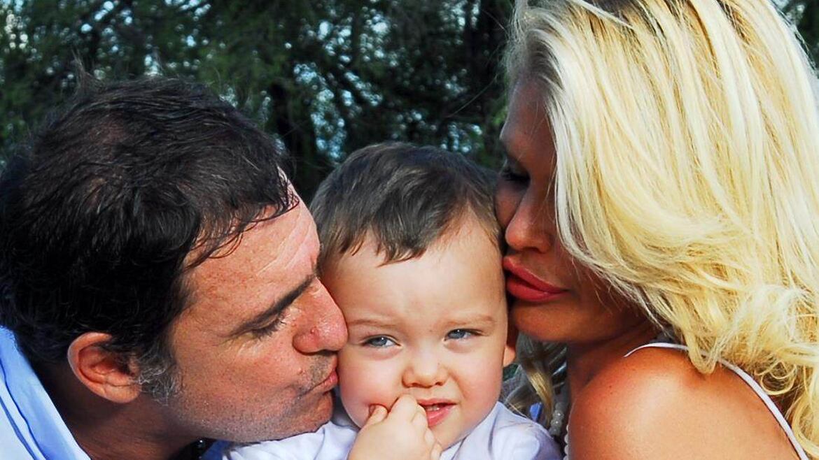 Fabián Rodríguez y Nazarena Vélez junto a Thiago en 2011