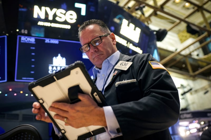 Un operador trabaja en el parqué de la Bolsa de Valores de Nueva York (NYSE) en la ciudad de Nueva York, EE. UU., el 15 de diciembre de 2025. REUTERS/Brendan McDermid