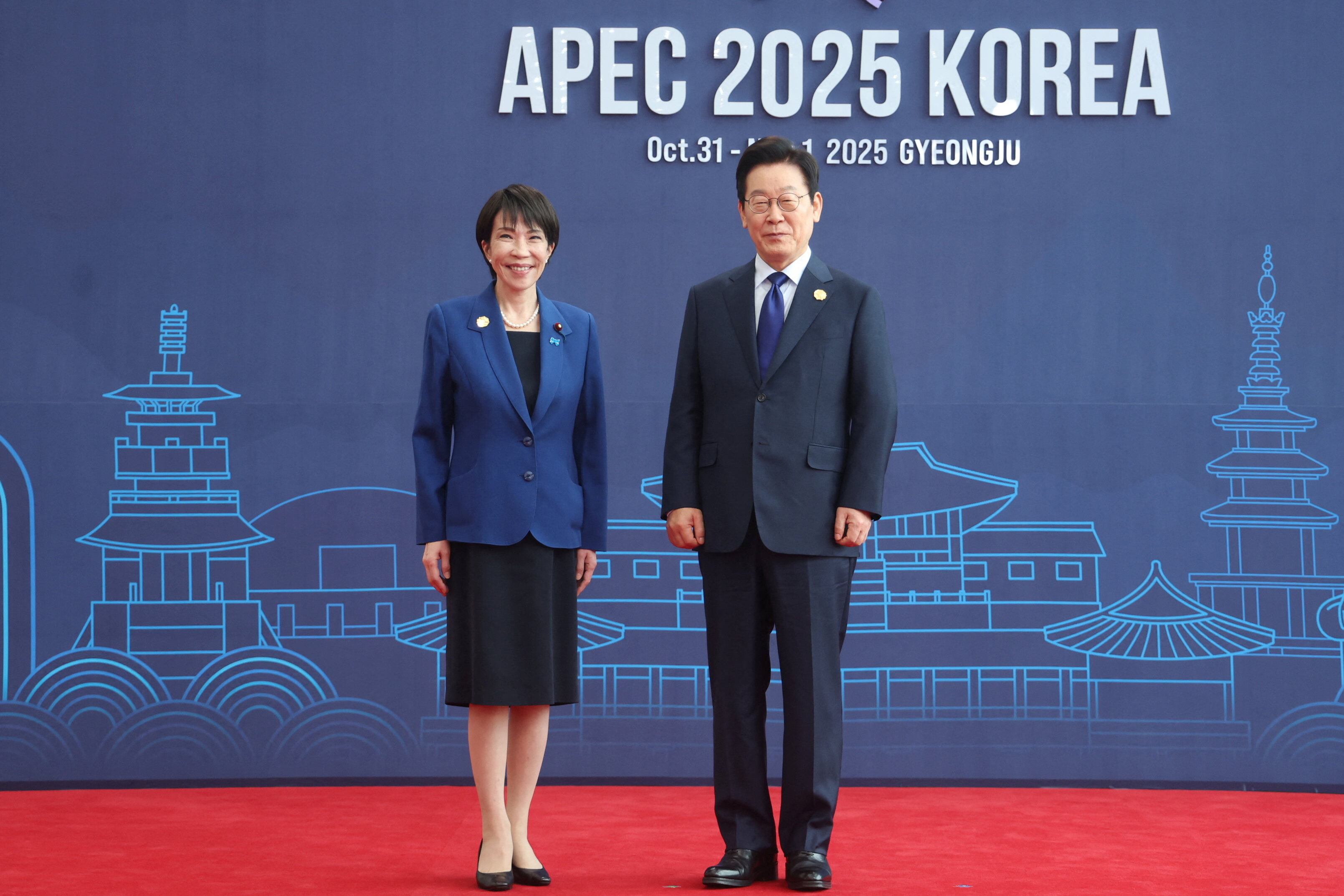 La primera ministra japonesa, Sanae Takaichi, y el presidente surcoreano, Lee Jae Myung, posan para fotografías durante la cumbre de Cooperación Económica Asia-Pacífico (APEC) en Corea del Sur, el 31 de octubre de 2025 (REUTERS)