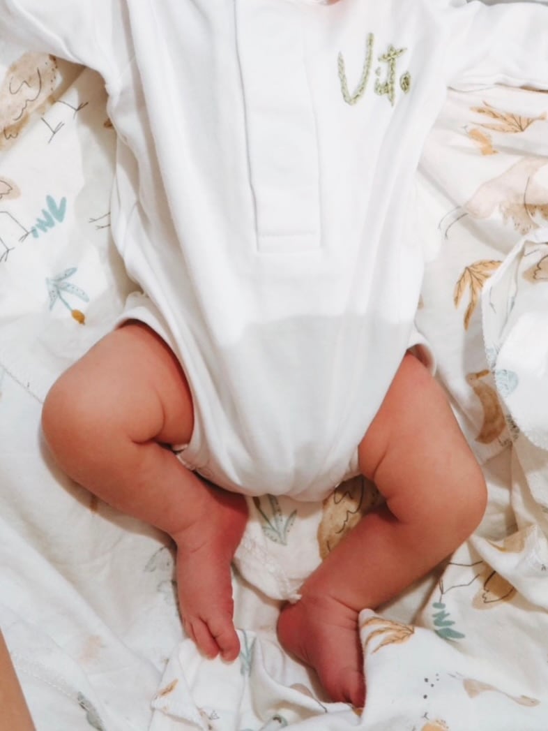 Para su llegada a casa, el pequeño lució un enterito blanco con su nombre bordado