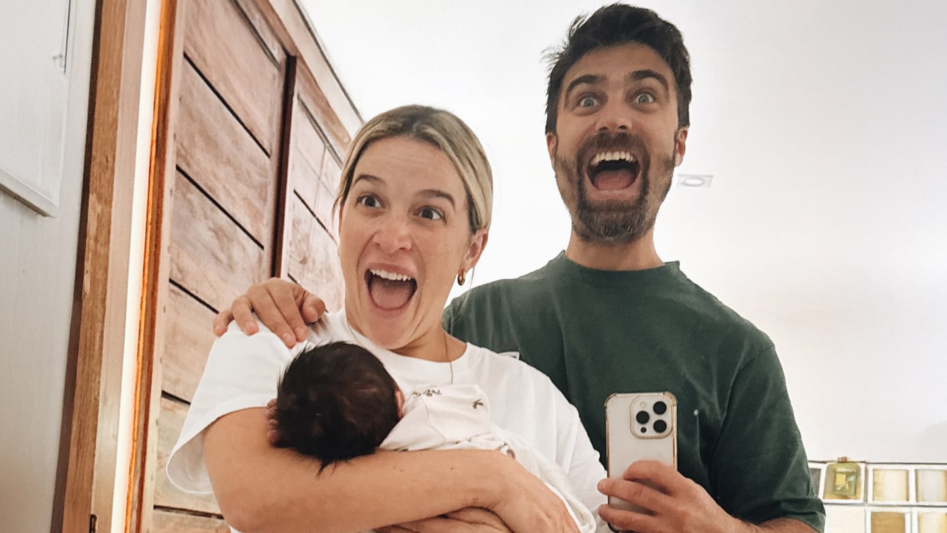 La pareja, con el pequeño en brazos, compartió su emoción en sus primeros momentos como padres (Instagram)
