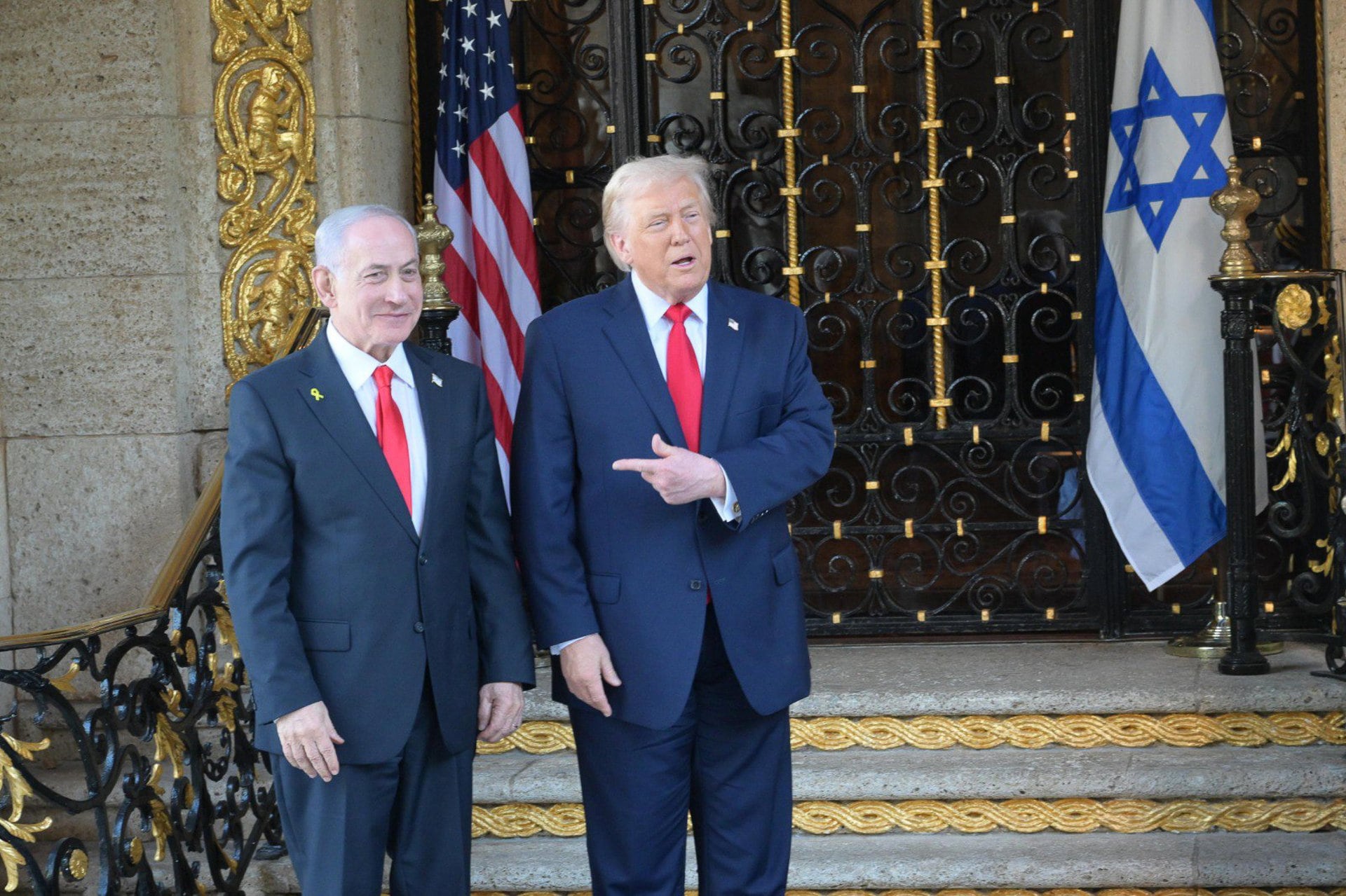 El presidente Donald Trump recibe al primer ministro israelí, Benjamín Netanyahu, en el Club Mar a Lago en Palm Beach, Florida