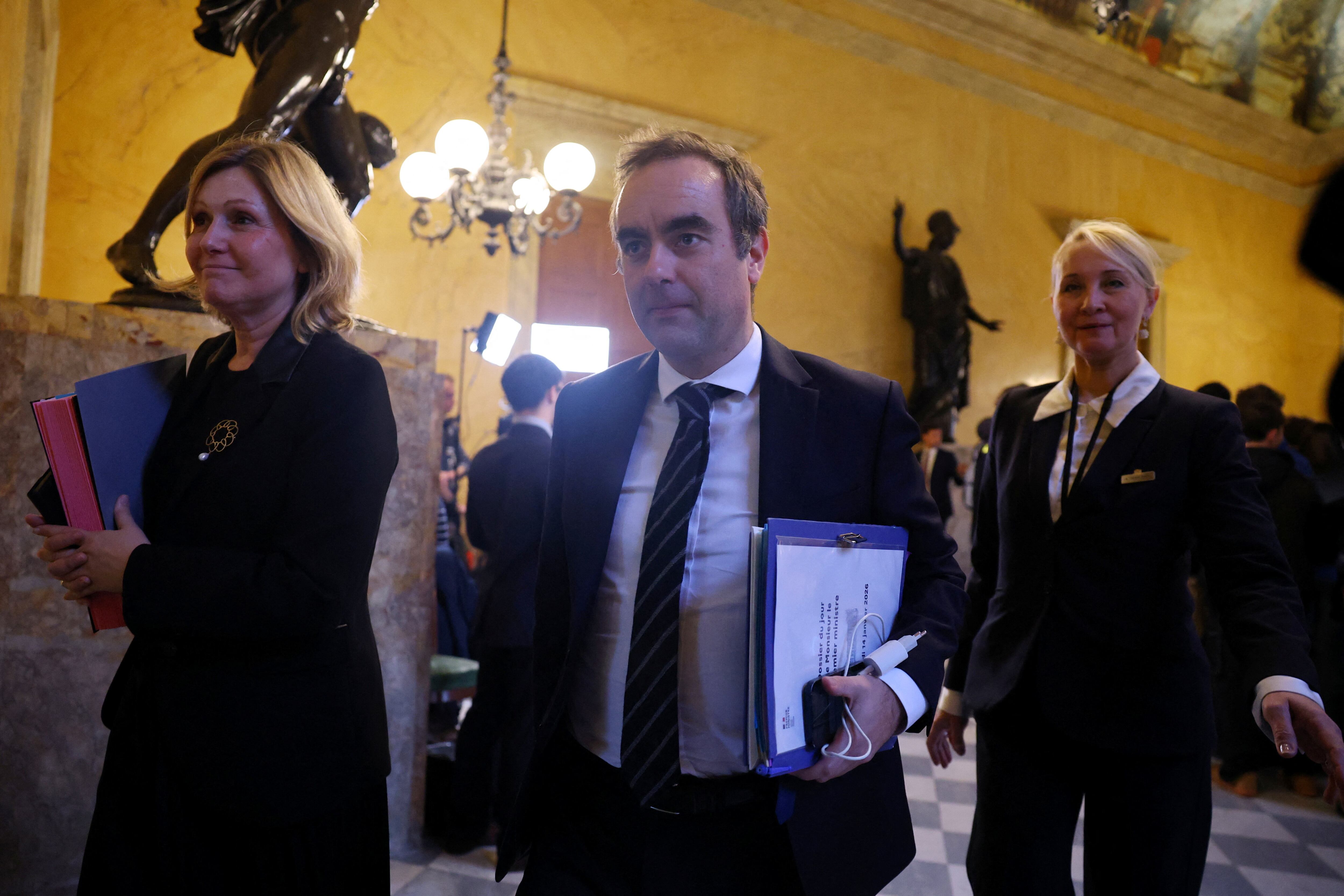 La decisión de Sébastien Lecornu de suspender el debate parlamentario busca evitar una crisis de Gobierno, mientras negocia medidas clave con el Partido Socialista en una Asamblea Nacional fragmentada. REUTERS/Sarah Meyssonnier