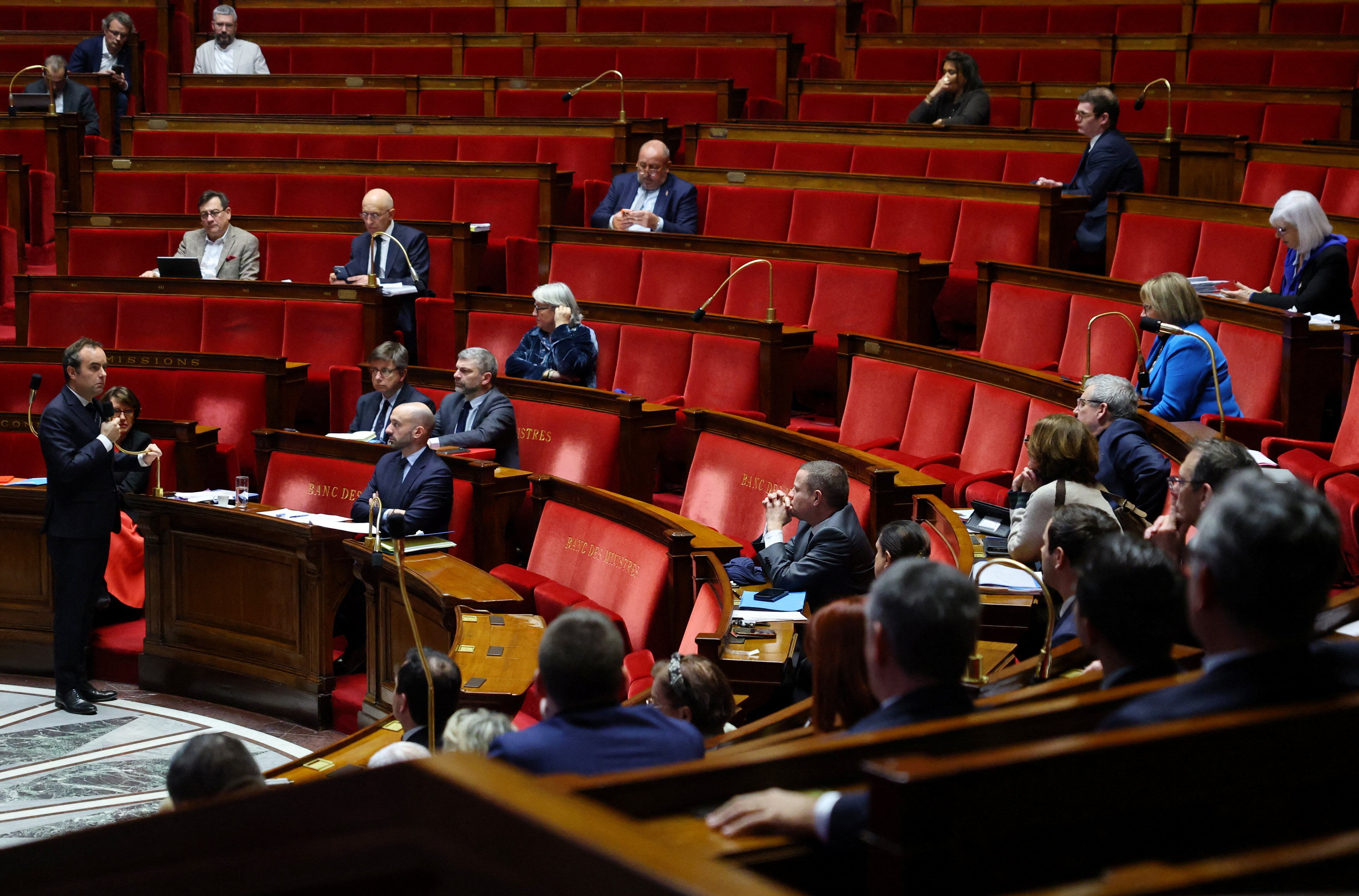 La decisión del Ejecutivo de aprobar el presupuesto de 2026 sin debate parlamentario provoca reacciones inmediatas de la izquierda y la ultraderecha, mientras el gobierno busca apoyos clave para evitar ser derrocado. REUTERS/Sarah Meyssonnier