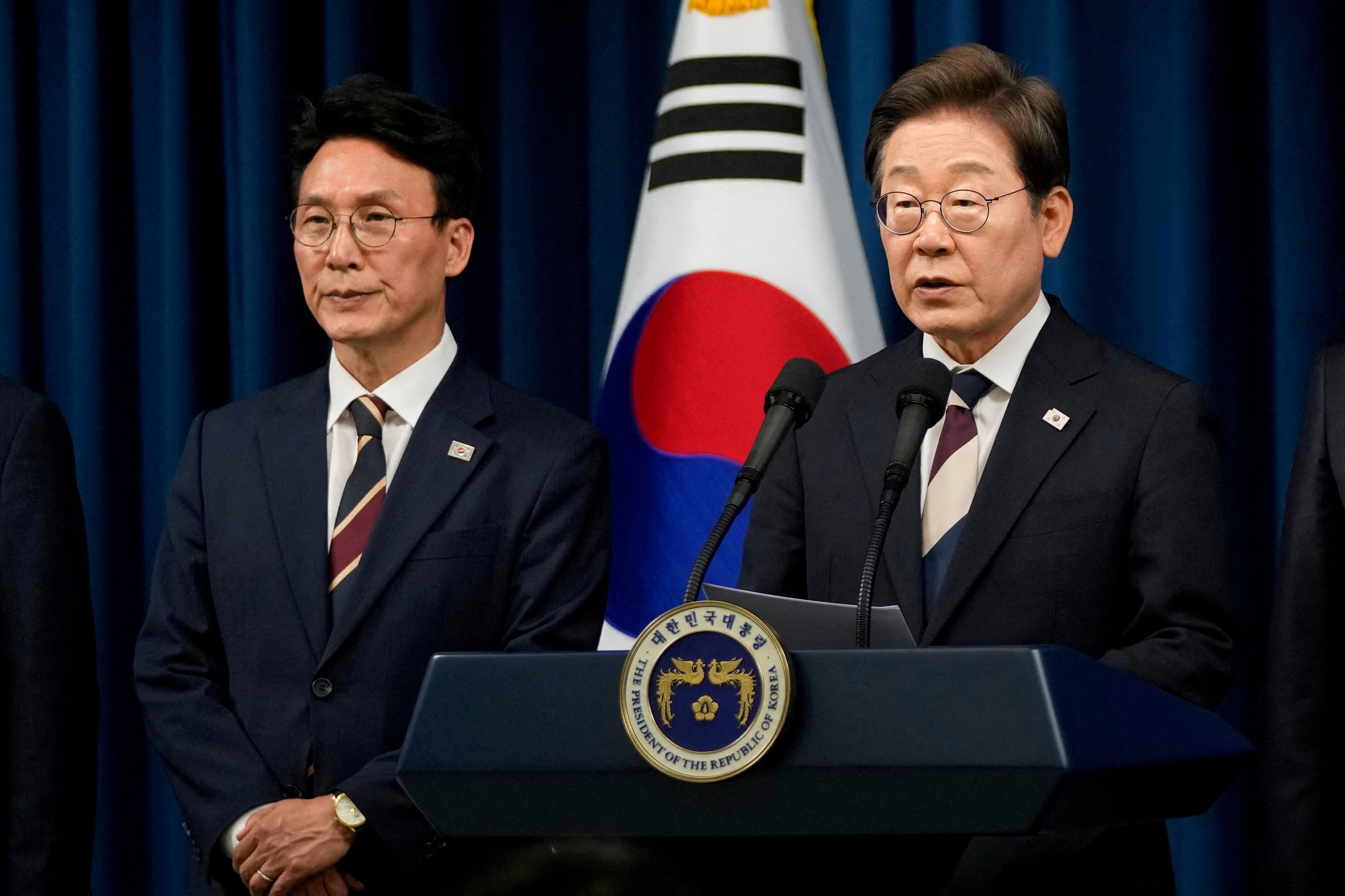 El presidente surcoreano, Lee Jae-myung, habla durante una conferencia de prensa con Kim Min-seok, designado como primer ministro, en la oficina presidencial en Seúl, Corea del Sur, el miércoles 4 de junio de 2025 (REUTERS)