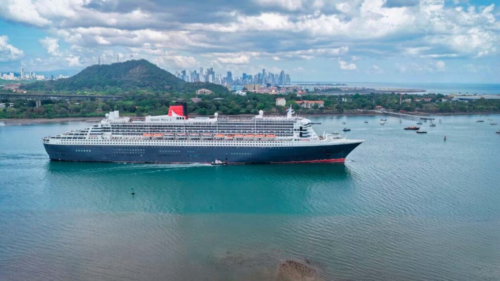 Durante la temporada de cruceros 2025-2026 del Canal de Panamá, el Queen Mary 2 forma parte de una programación de alrededor de 195 tránsitos de cruceros que combinan recorridos completos y parciales por la vía interoceánica. Cortesía