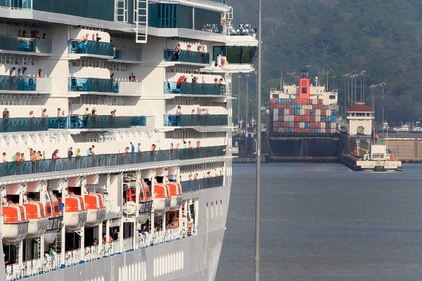 El Queen Mary 2 realiza su primer tránsito por el Canal de Panamá durante su viaje mundial 2026