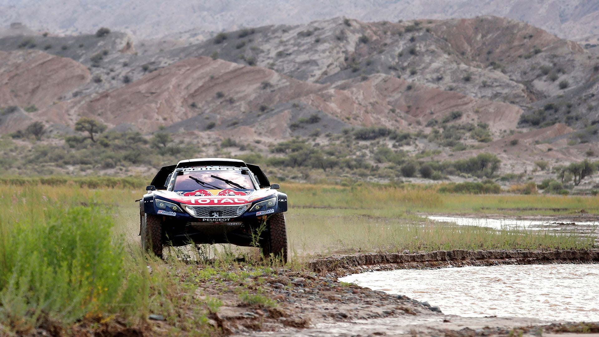 El piloto español, Lucas Cruz, pilotando por Chilecito, en San Juan (REUTERS/Andres Stapff)