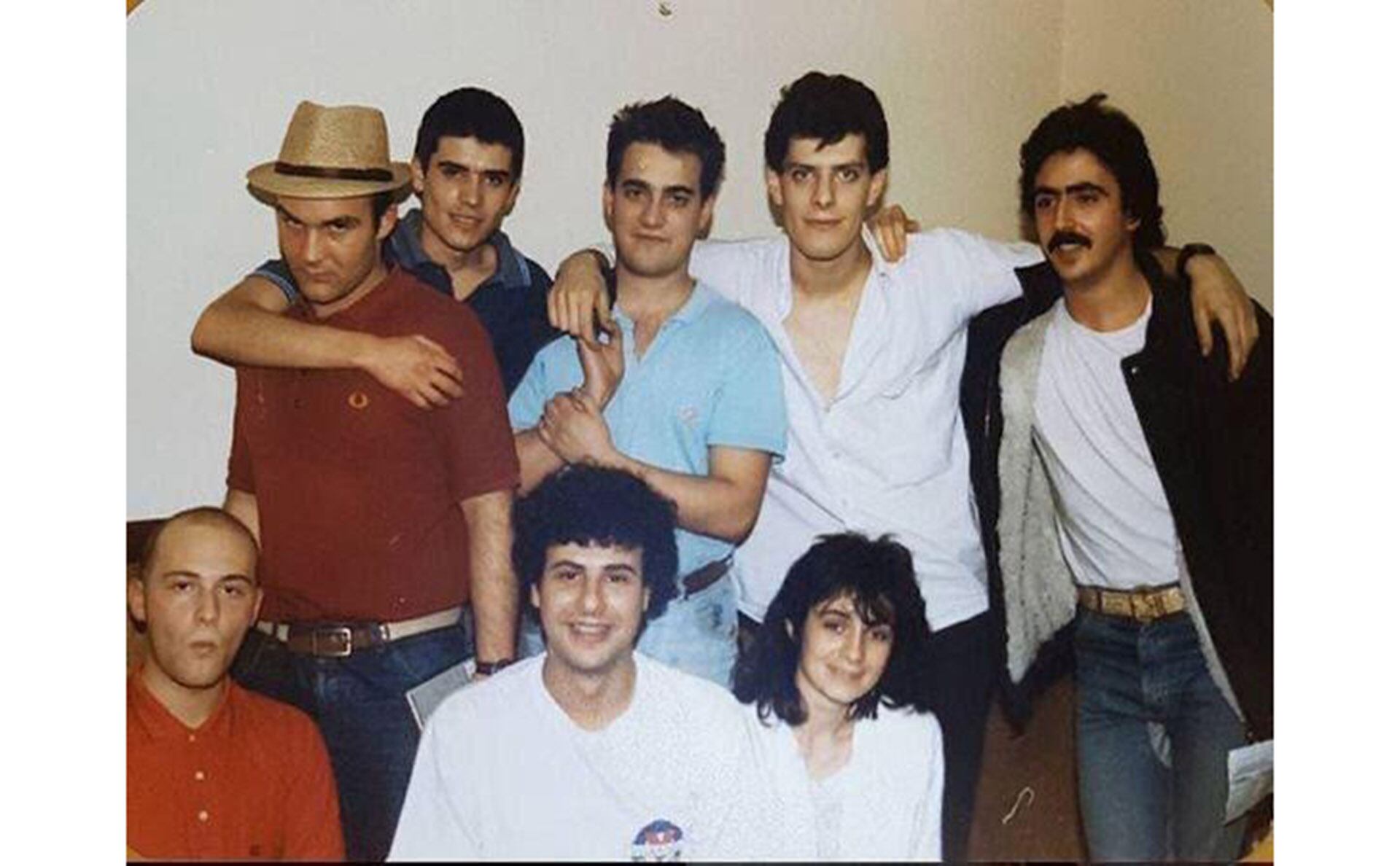 Mario Pergolini y Ari Paluch, conductores de Feedback, junto con Los Fabulosos Cadillacs y Eduardo de la Puente -de bigotes-, por entonces prensa de la banda, en los estudios de Rock & Pop