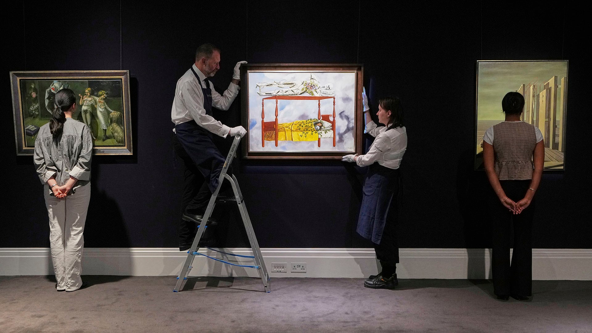 “El sueño (la cama)” de Frida Kahlo fue vendido por 54,6 millones de dólares, un nuevo máximo histórico para obras de mujeres y artistas del continente (AP Photo/Kirsty Wigglesworth)