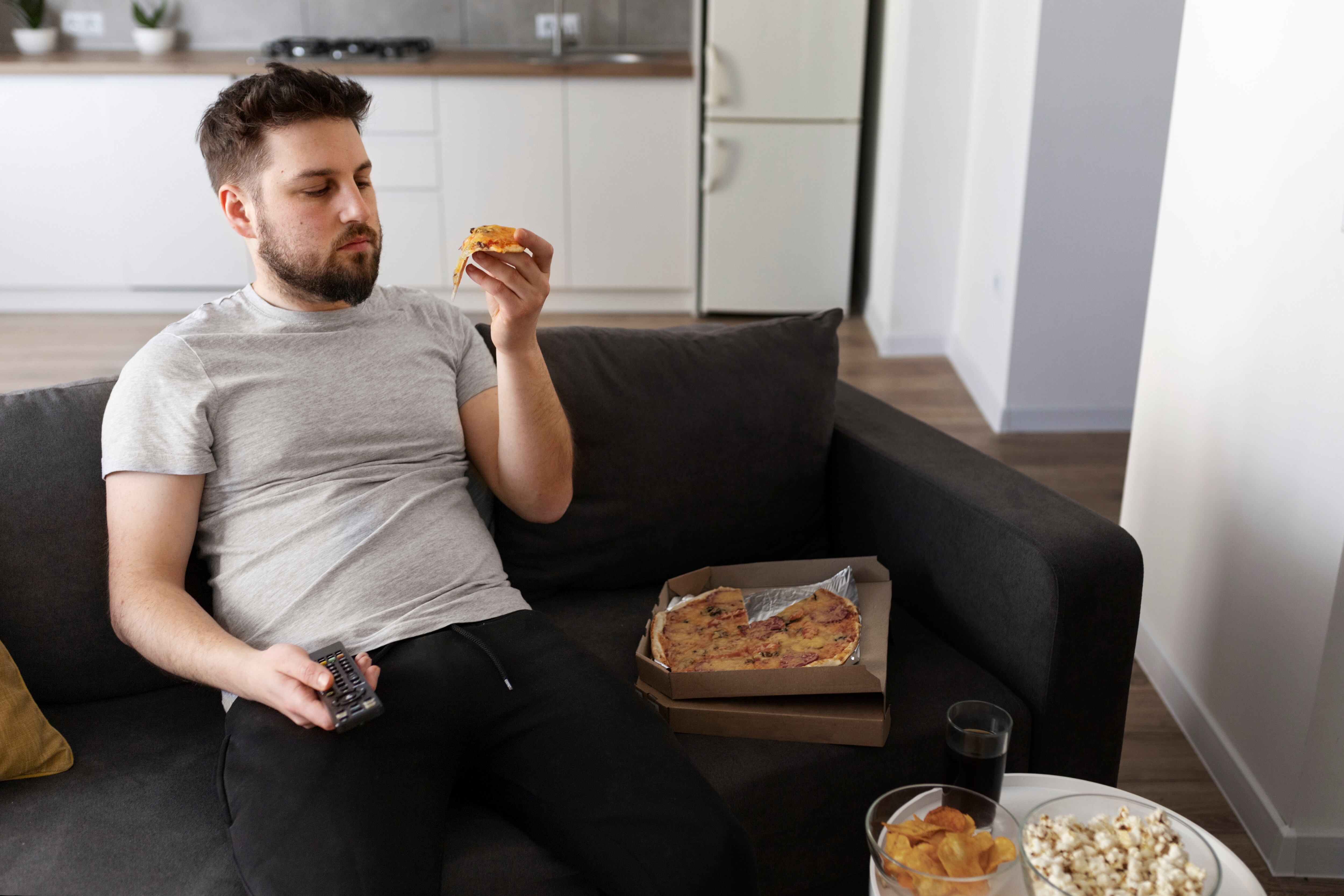 El consumo de alimentos ultraprocesados y la inactividad física elevan el riesgo de cáncer colorrectal (Crédito: Freepik)