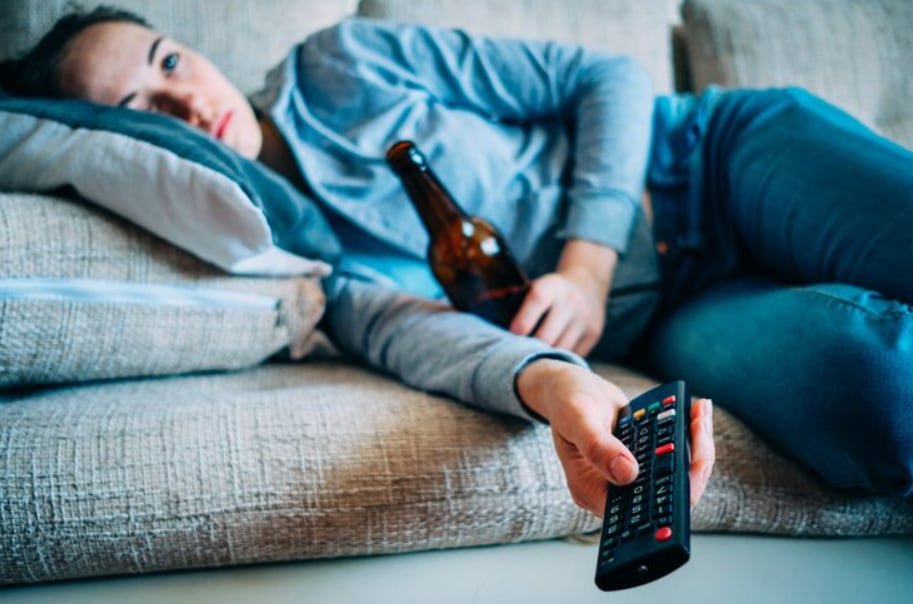 La falta de actividad física y el consumo habitual de bebidas alcohólicas, incluso en niveles moderados, aparecen asociados a un mayor riesgo de cáncer colorrectal (Crédito: Freepik)