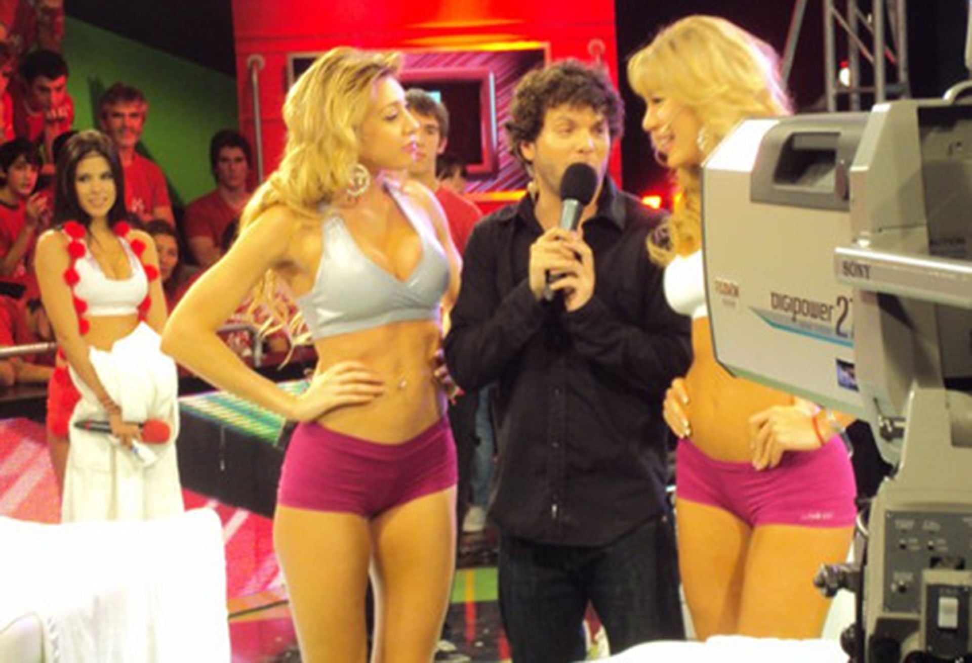 Hohanna Villafañe y Pamela Pombo rodean a Guido Kaczka. De fondo, se ve a Barby Franco