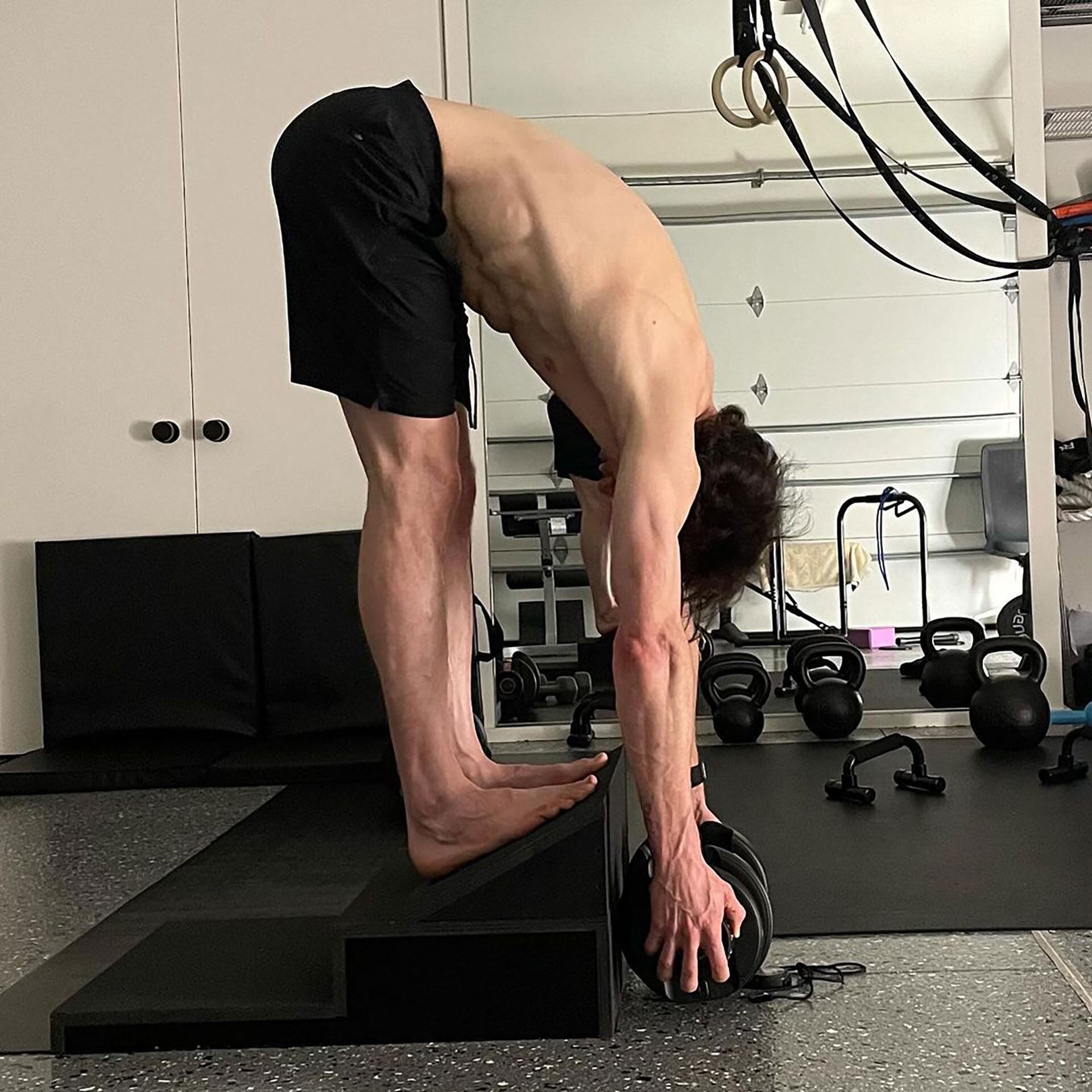 Johnson sigue una estricta rutina diaria que incluye ejercicio, dieta vegana y control riguroso del sueño