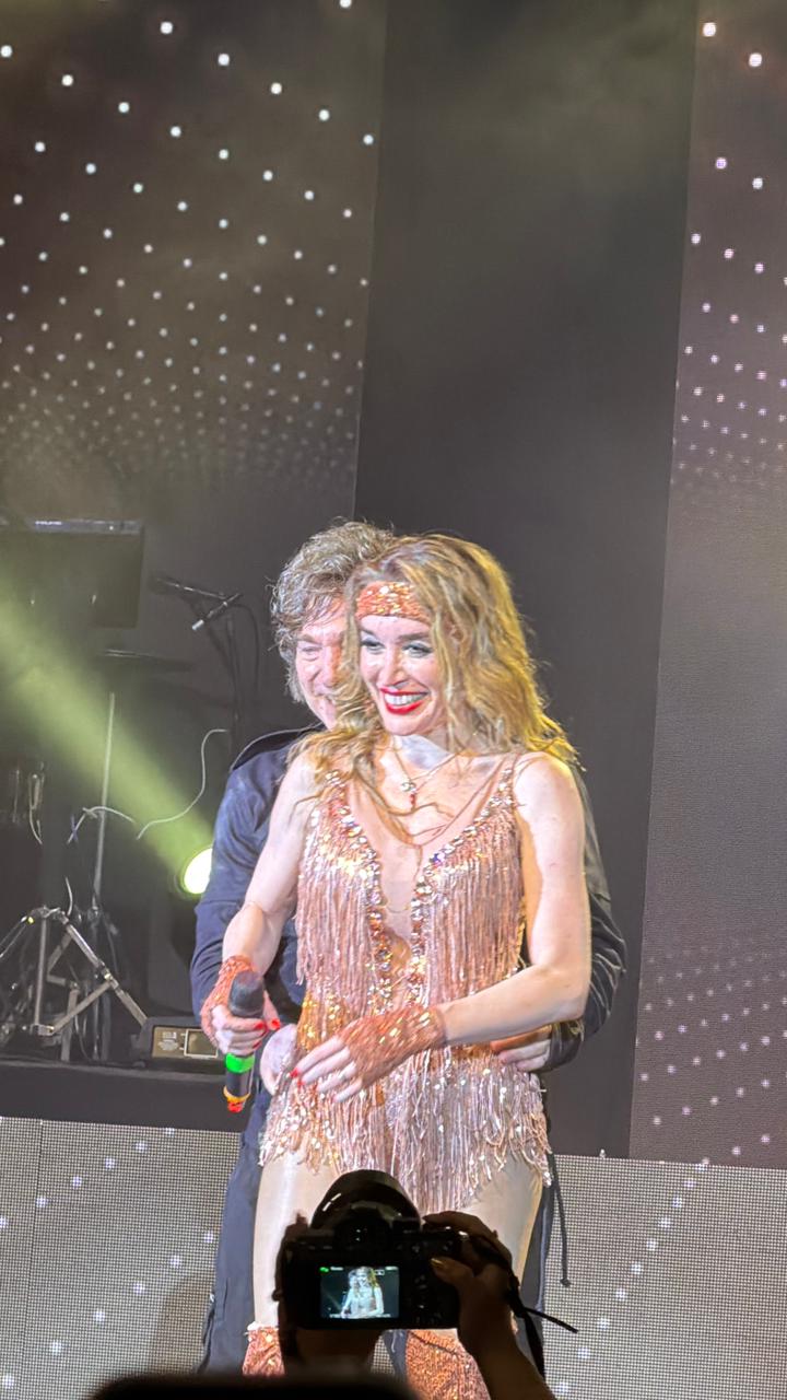 El show de Javier Milei con Fátima Florez: cantaron “Rock del gato” y el presidente llenó de elogios a su expareja