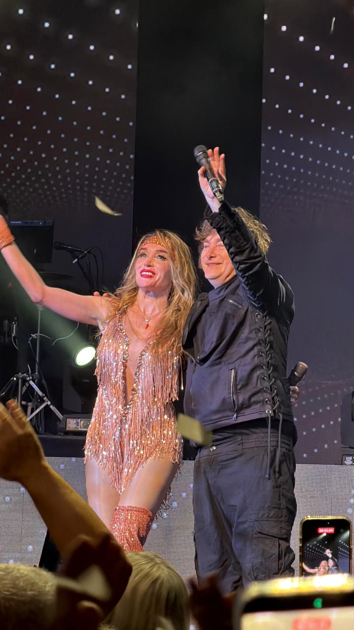 Javier Milei y Fátima Florez compartieron escenario en el Teatro Roxy durante la interpretación de “El rock del gato”, ante la mirada atenta del público y los teléfonos móviles que registraron el momento