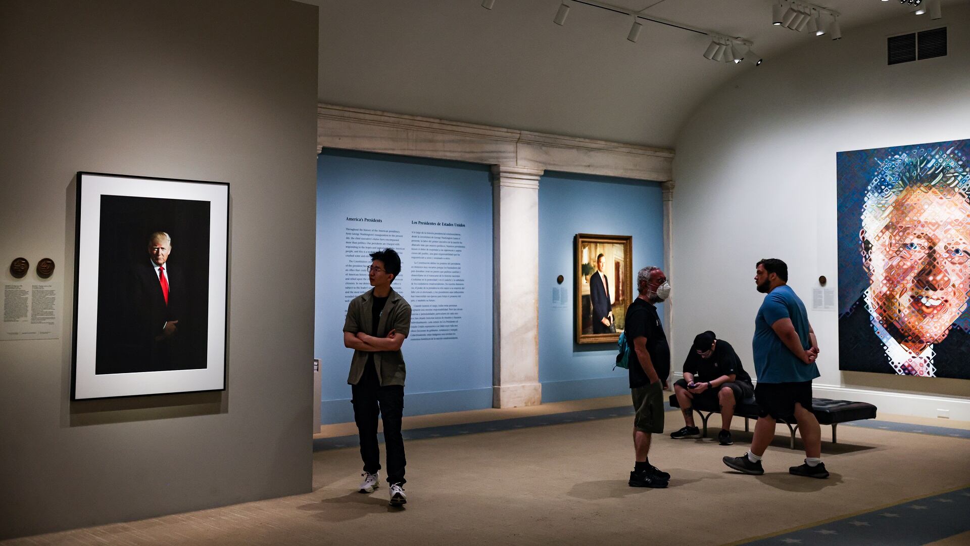 Visitantes recorren la exposición