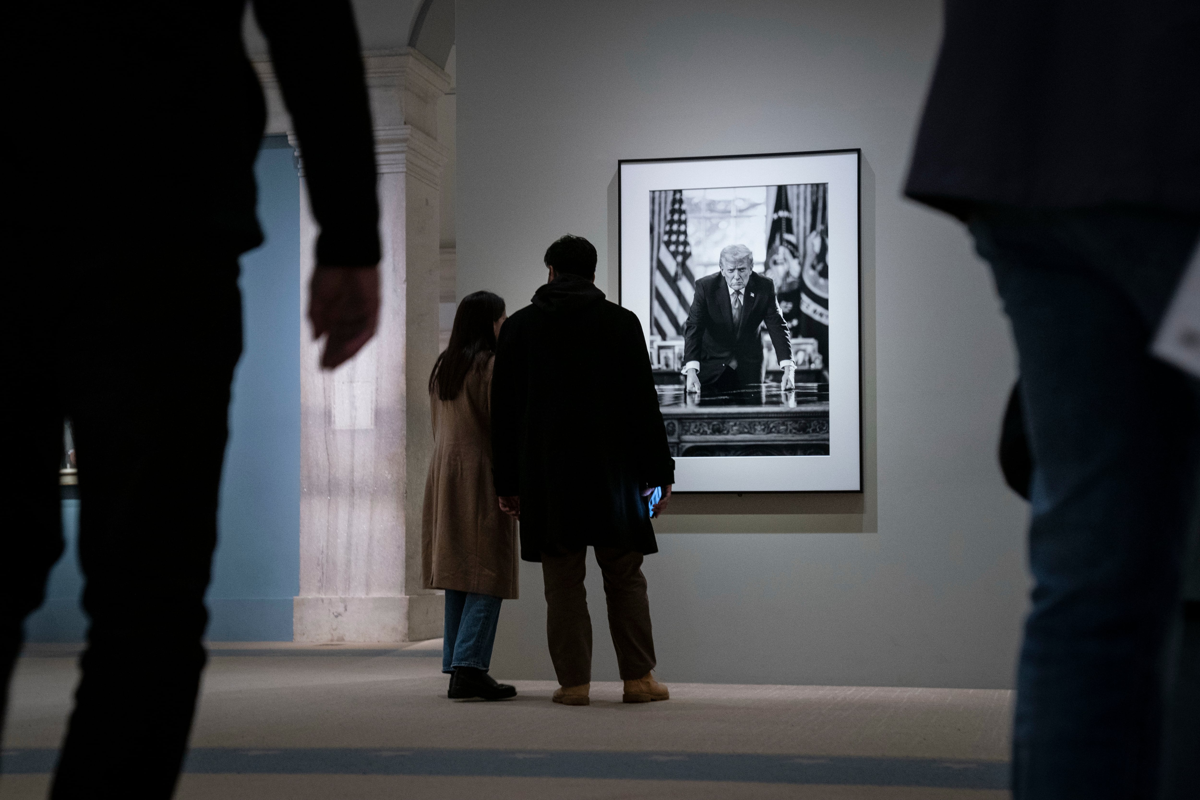 Los visitantes ven un retrato actualizado del presidente Donald Trump, con un texto abreviado adjunto, el sábado en la Galería Nacional de Retratos en Washington D.C. (Maxine Wallace/The Washington Post)