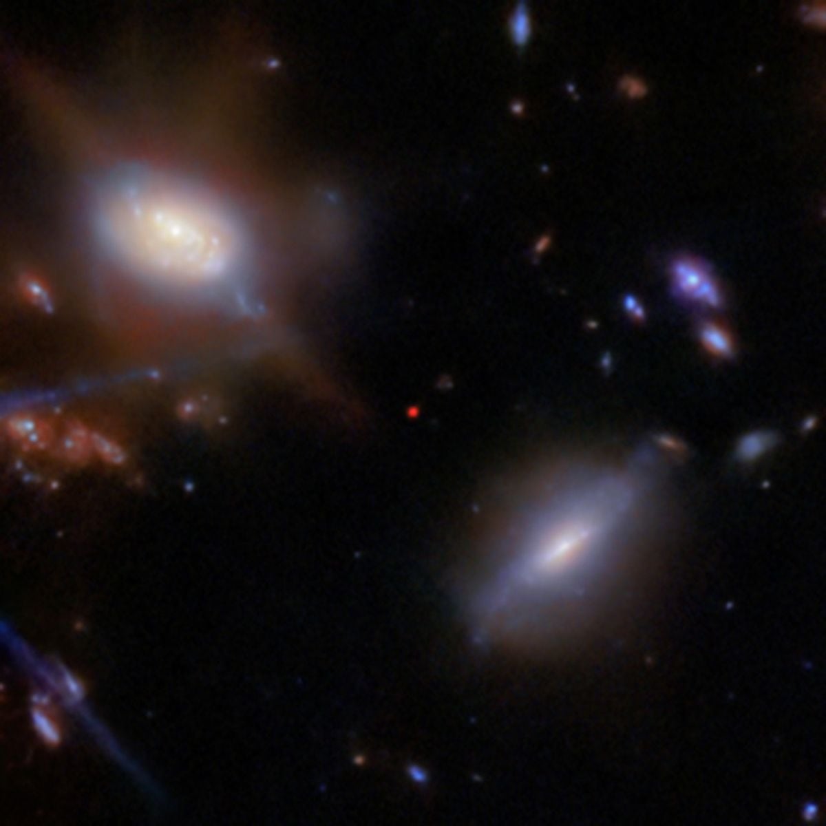 El telescopio James Webb identificó granos de hierro metálico y carburo de silicio en una galaxia con condiciones químicas similares a las del universo temprano