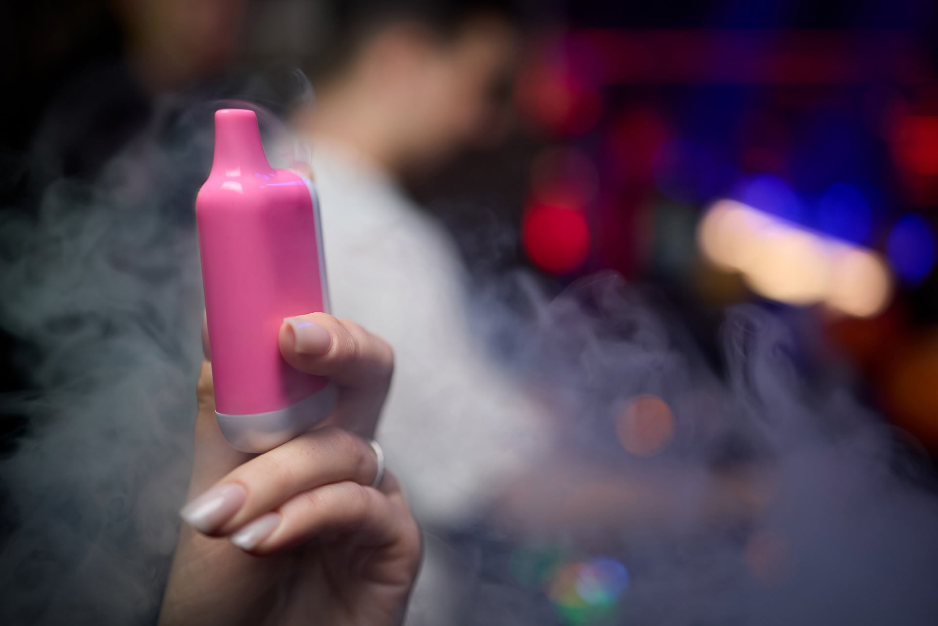 El consumo de cigarrillos electrónicos en jóvenes provoca daños pulmonares irreversibles. /(Freepik)