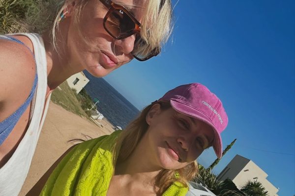 El verano de Julieta Cardinali con su hija Charo Calamaro en Punta del Este: el asombroso parecido entre ambas