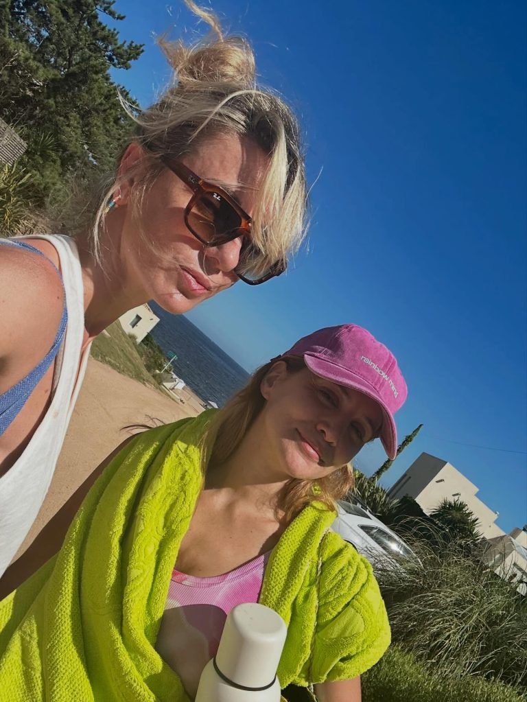 El verano de Julieta Cardinali con su hija Charo Calamaro en Punta del Este: el asombroso parecido entre ambas