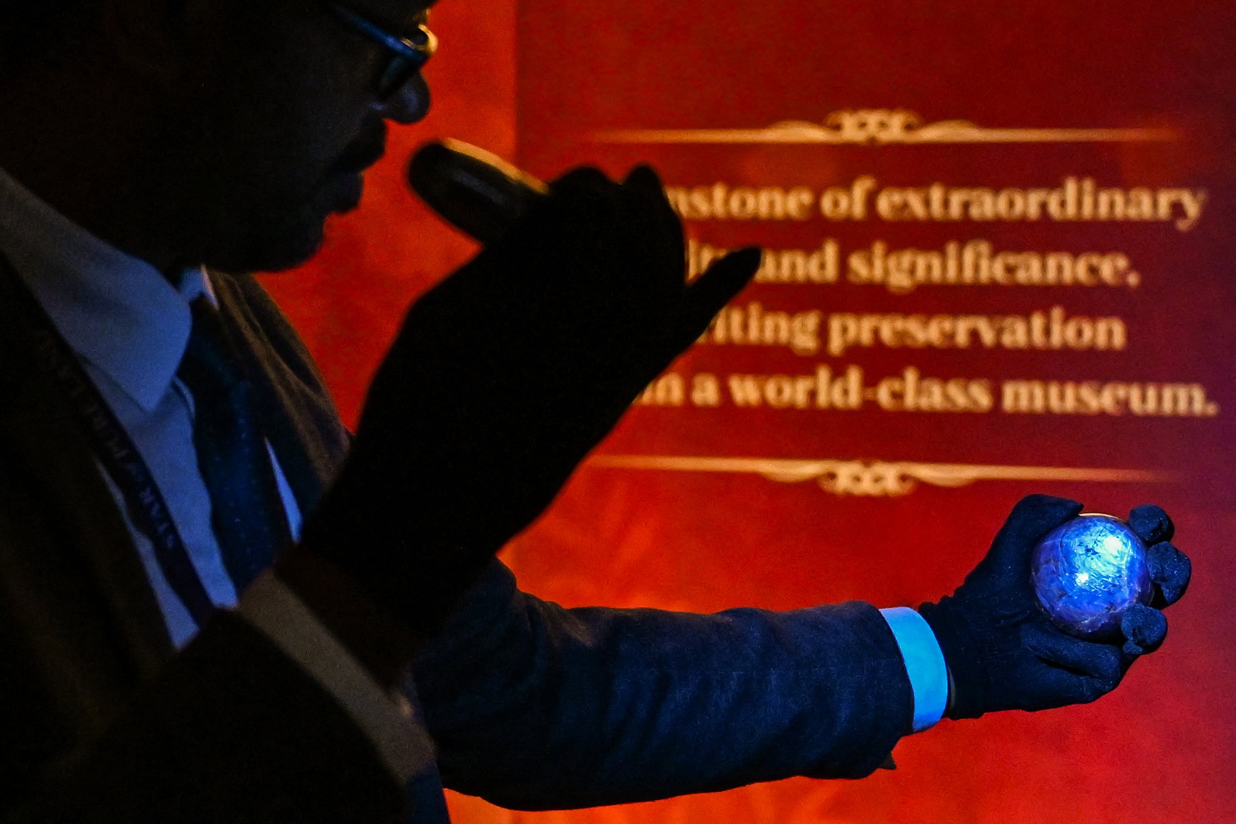 El fenómeno óptico del asterismo distingue a la gema y exhibe una estrella luminosa de seis rayos en su superficie (Photo by Ishara S. KODIKARA / AFP)