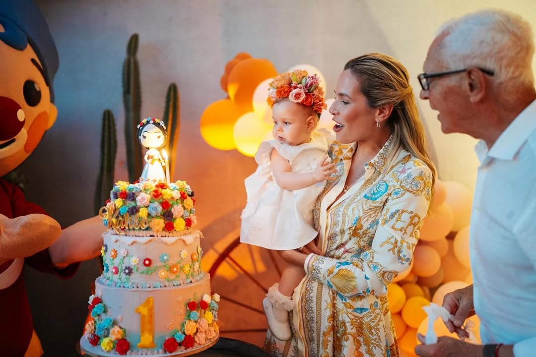 La sorprendida mirada de Kahlo Milagro a la velita en la torta de su festejo de cumpleaños 