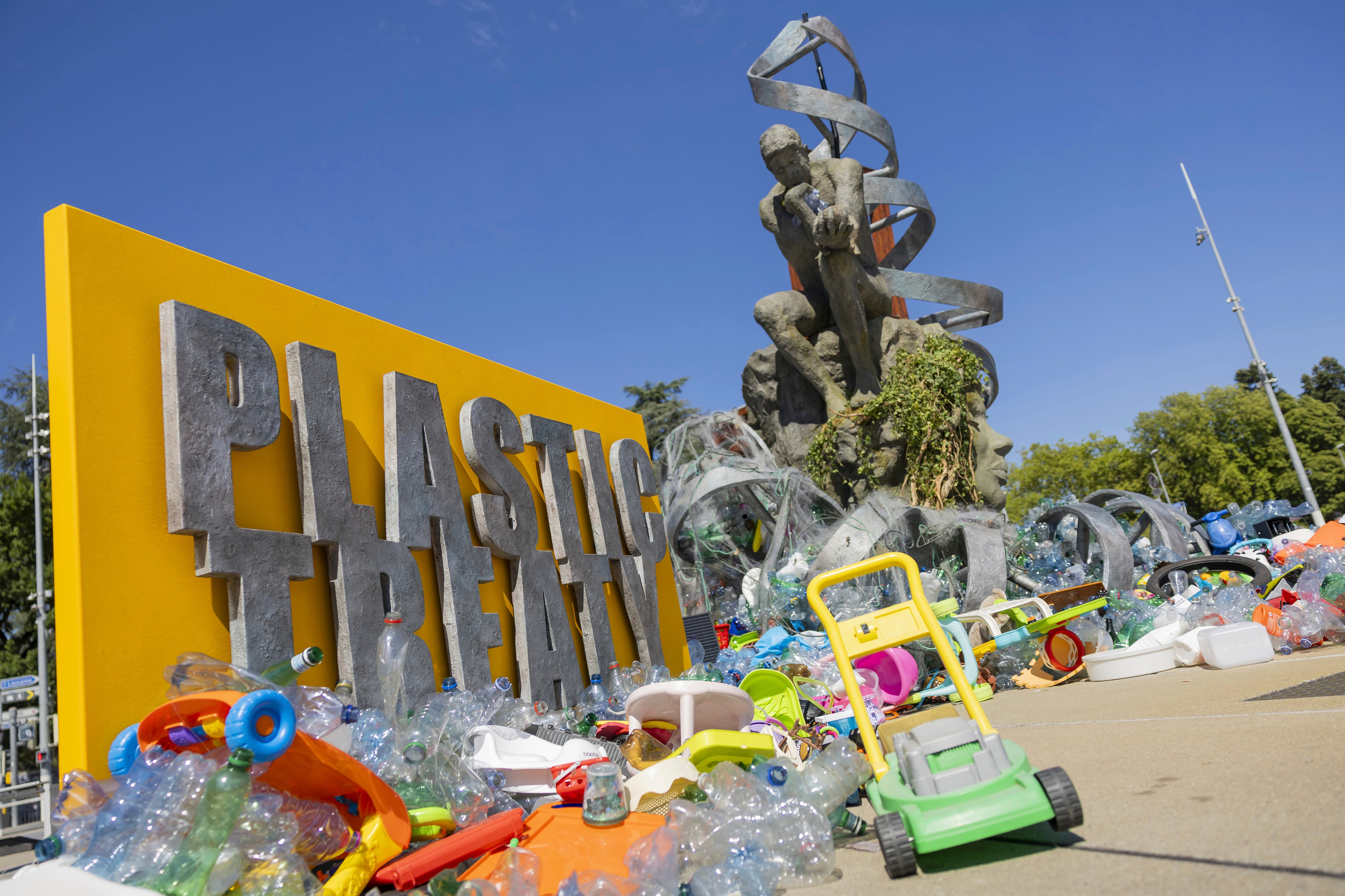 El tratado global para frenar la contaminación por plásticos sigue en debate en la ONU y aún no tiene un acuerdo final. (Archivo Salvatore Di Nolfi/Keystone via AP)